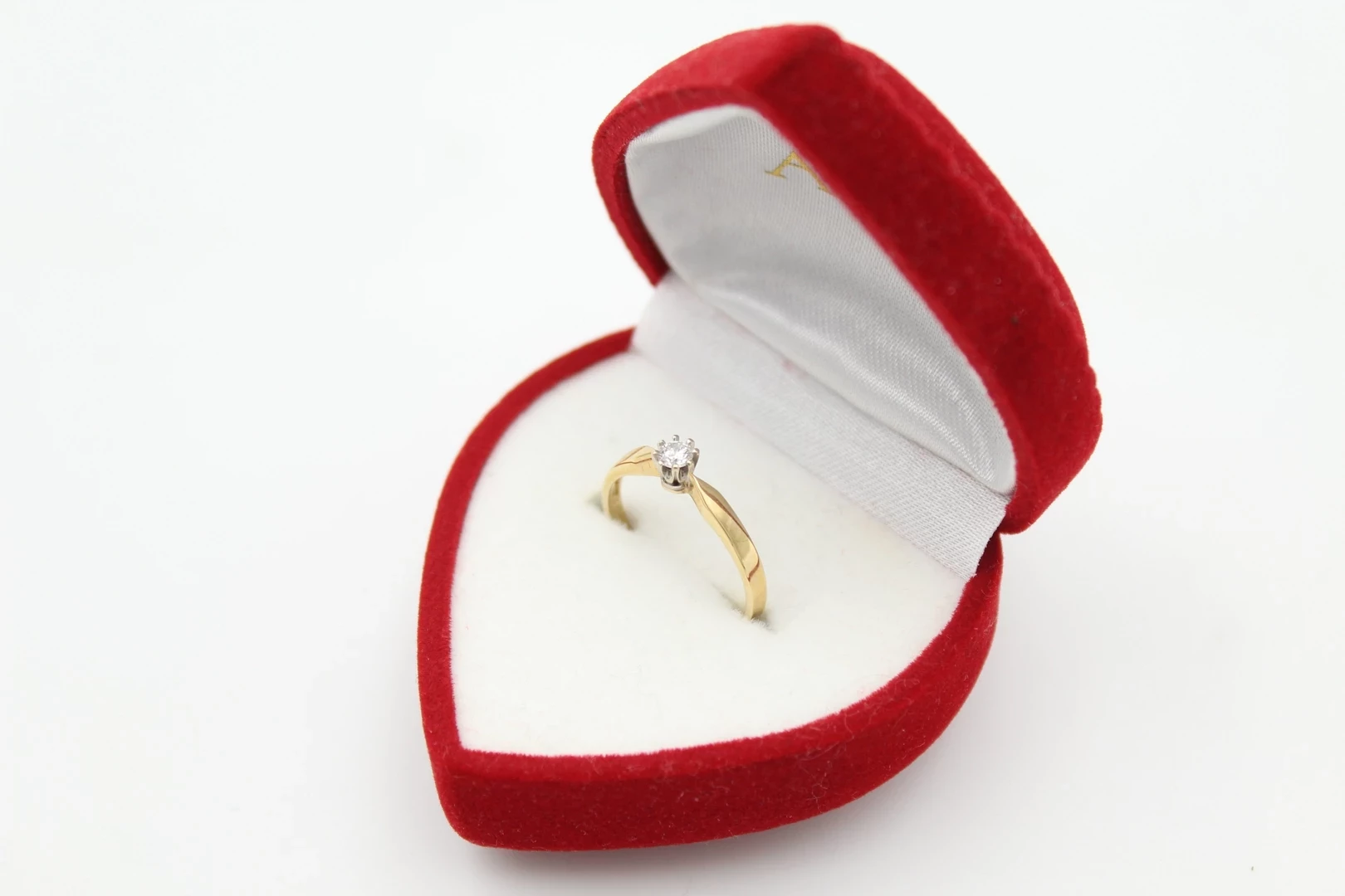 sliczny-zloty-pierscionek-zareczynowy-585-apart-diament-brylant-01ct-ean-gtin-000214578784