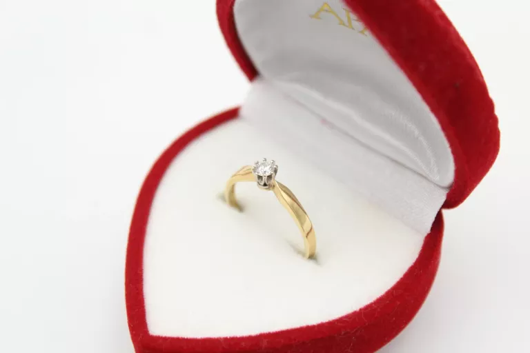 sliczny-zloty-pierscionek-zareczynowy-585-apart-diament-brylant-01ct-stan-11323-2