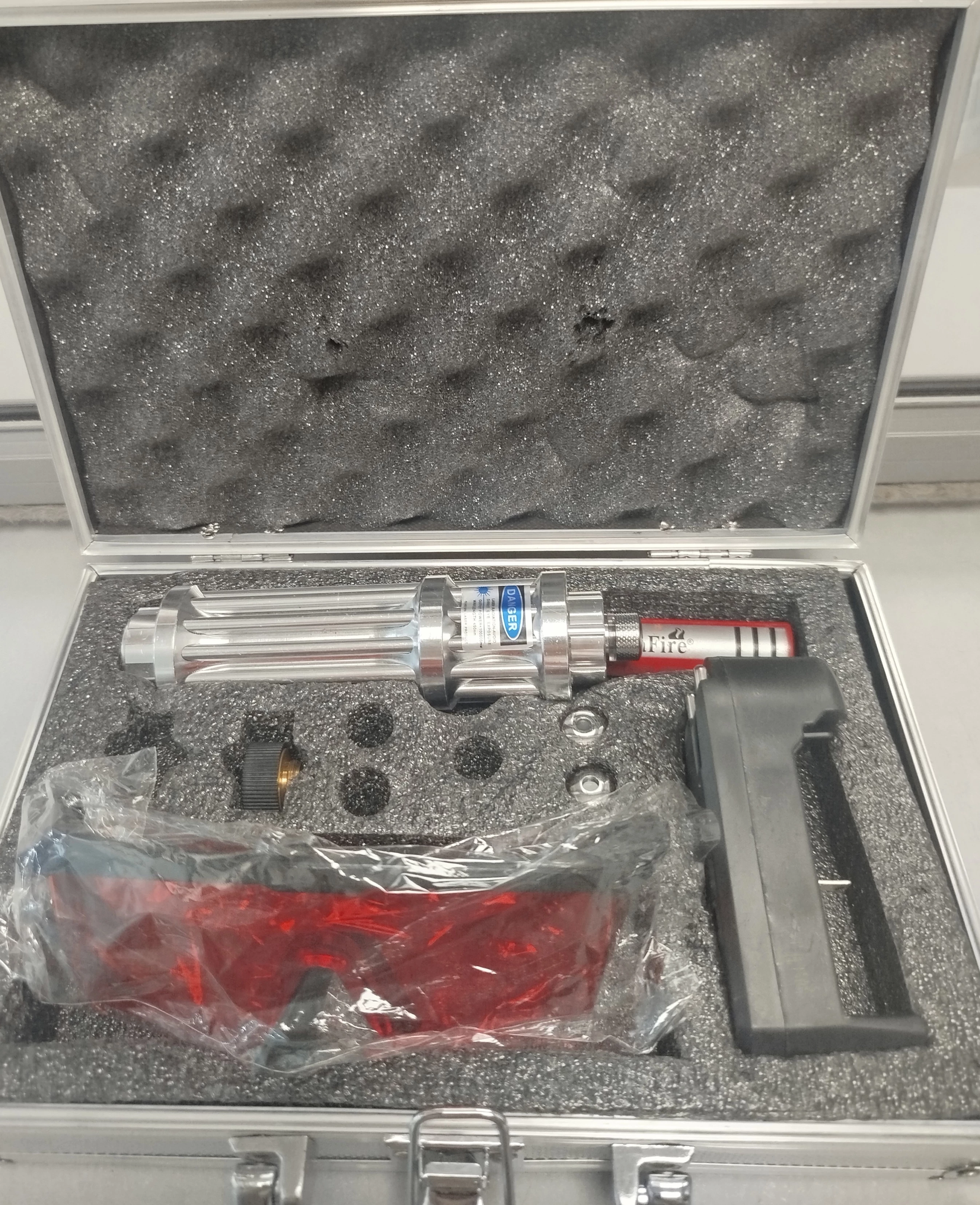 laser-niebieski-najmocniejszy-podpalajacy-walizka-wroclawska-80-legnica