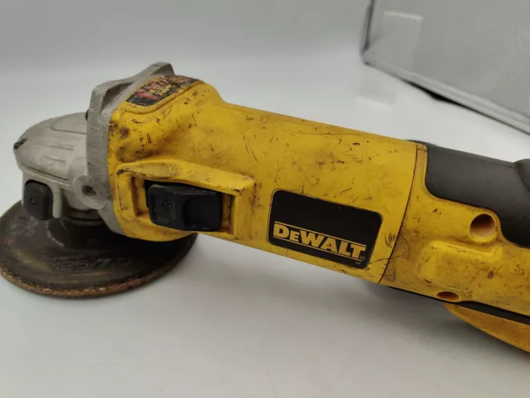 SZLIFIERKA DEWALT D28136