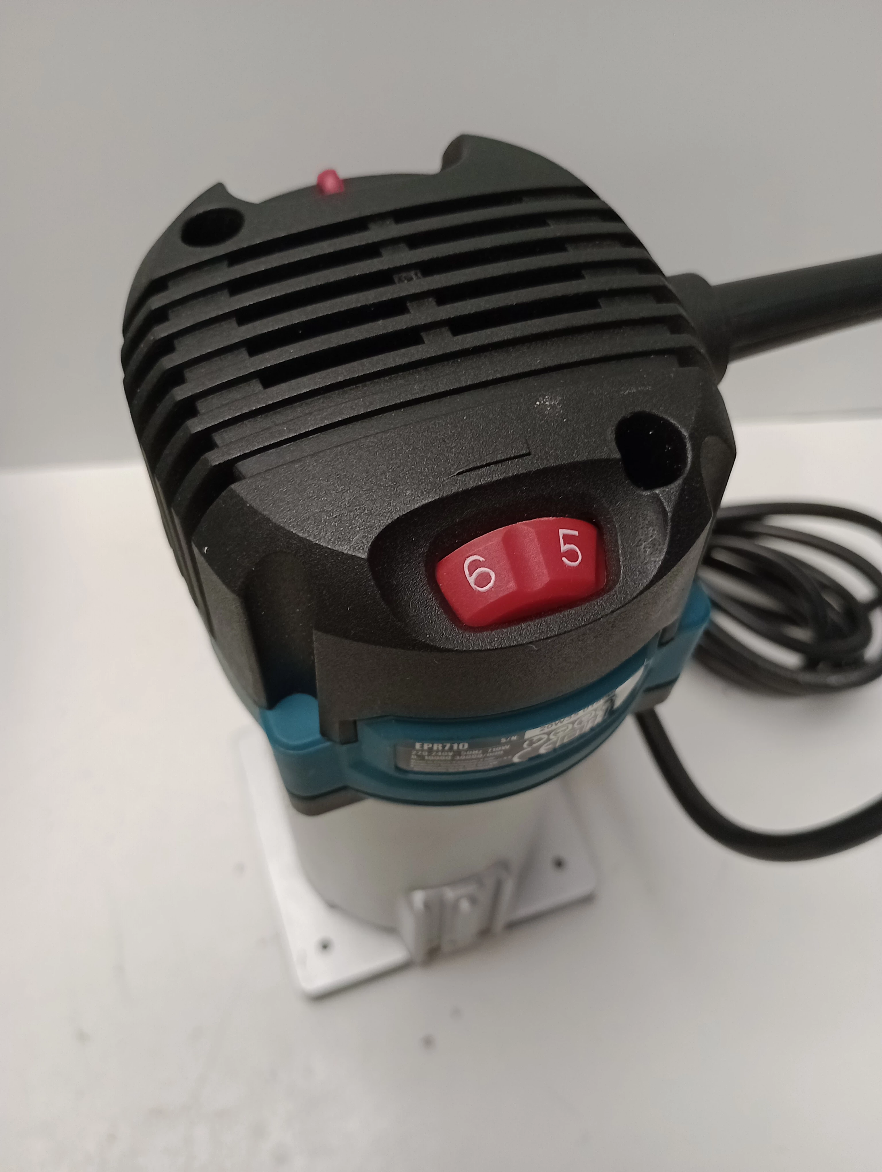 frezarka-krawedziowa-erbauer-710w-zasilanie-209202-238306