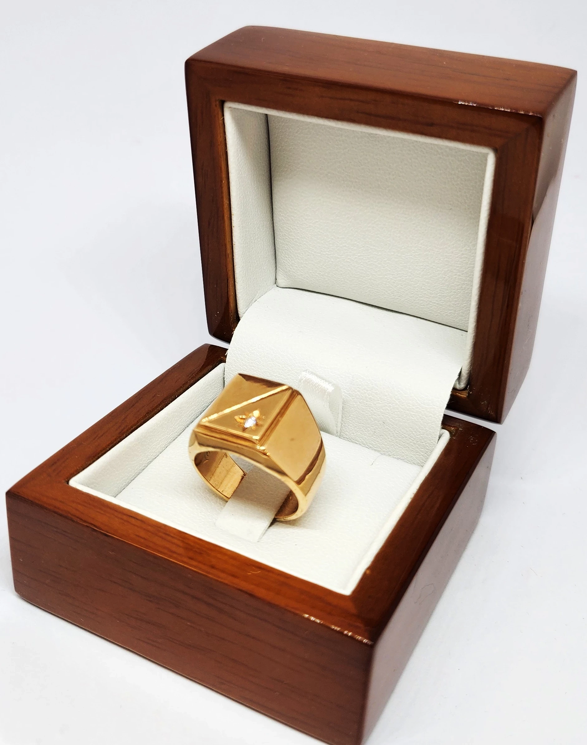 zloty-sygnet-z-brylantami-1574-g-proba-750-ean-gtin-5903772002805