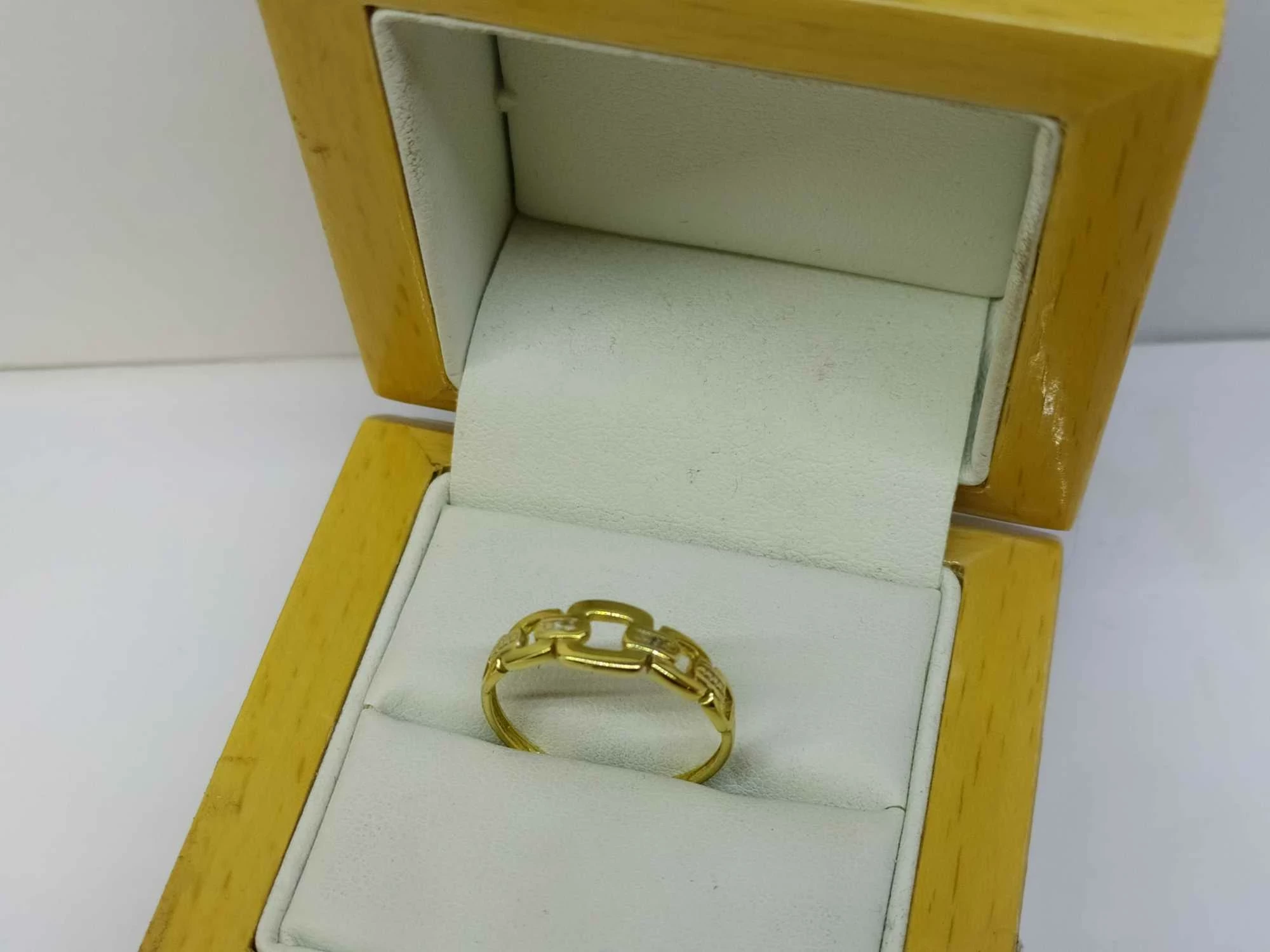 zloty-pierscionek-z-brylantami-585-material-15835-2