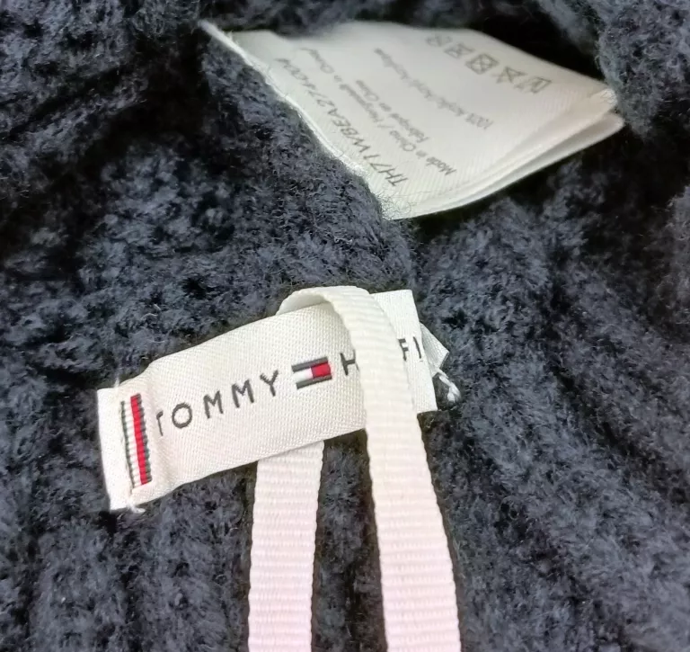 CZAPKA TOMMY HILFIGER GRANATOWA Z POMPONEM DAMSKA UNIWERSALNY