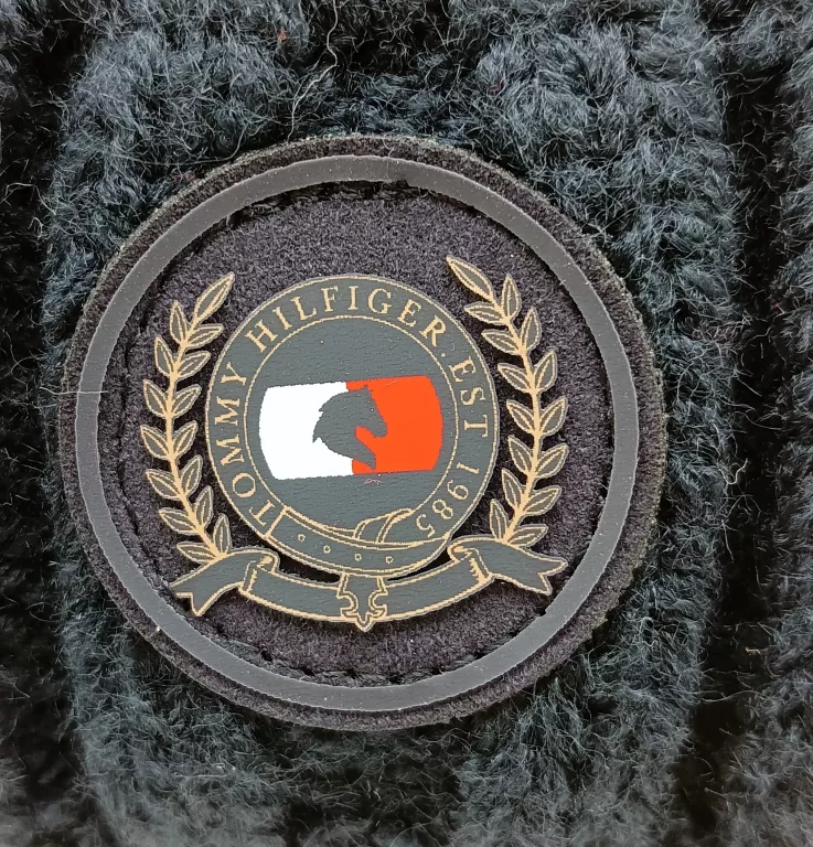 CZAPKA TOMMY HILFIGER GRANATOWA Z POMPONEM DAMSKA UNIWERSALNY