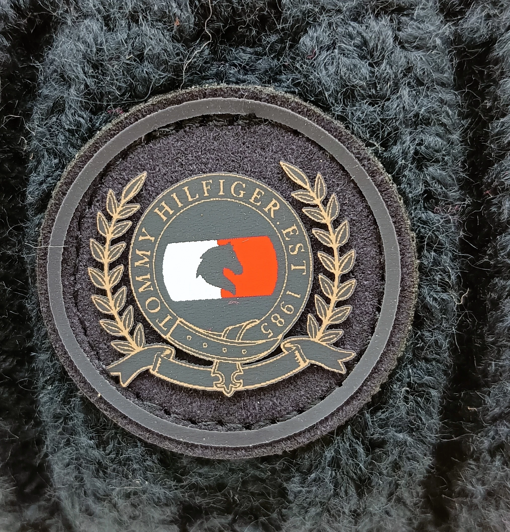 czapka-tommy-hilfiger-granatowa-z-pomponem-damska-uniwersalny-ean-gtin-7630712717472