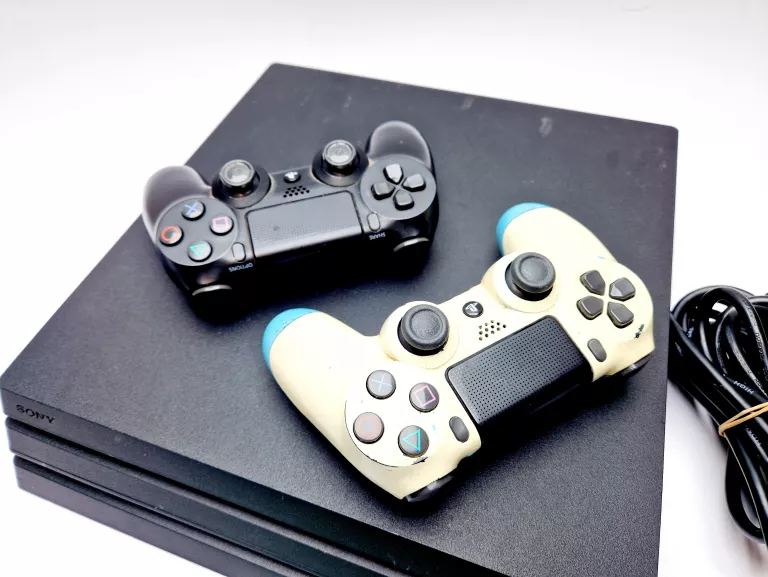 KONSOLA PS4 PRO 1TB + DWA PADY + GRY