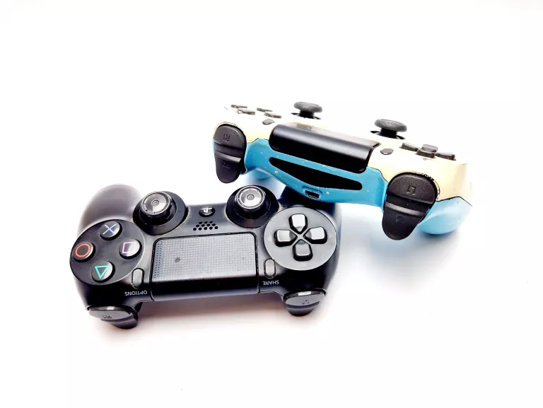 KONSOLA PS4 PRO 1TB + DWA PADY + GRY