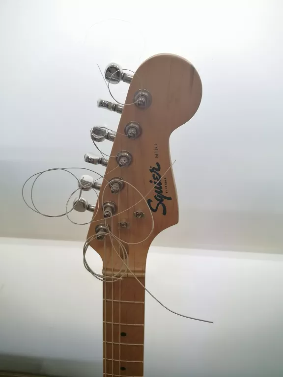 GITARA ELEKTRYCZNA SQUIER MINI BY FENDER