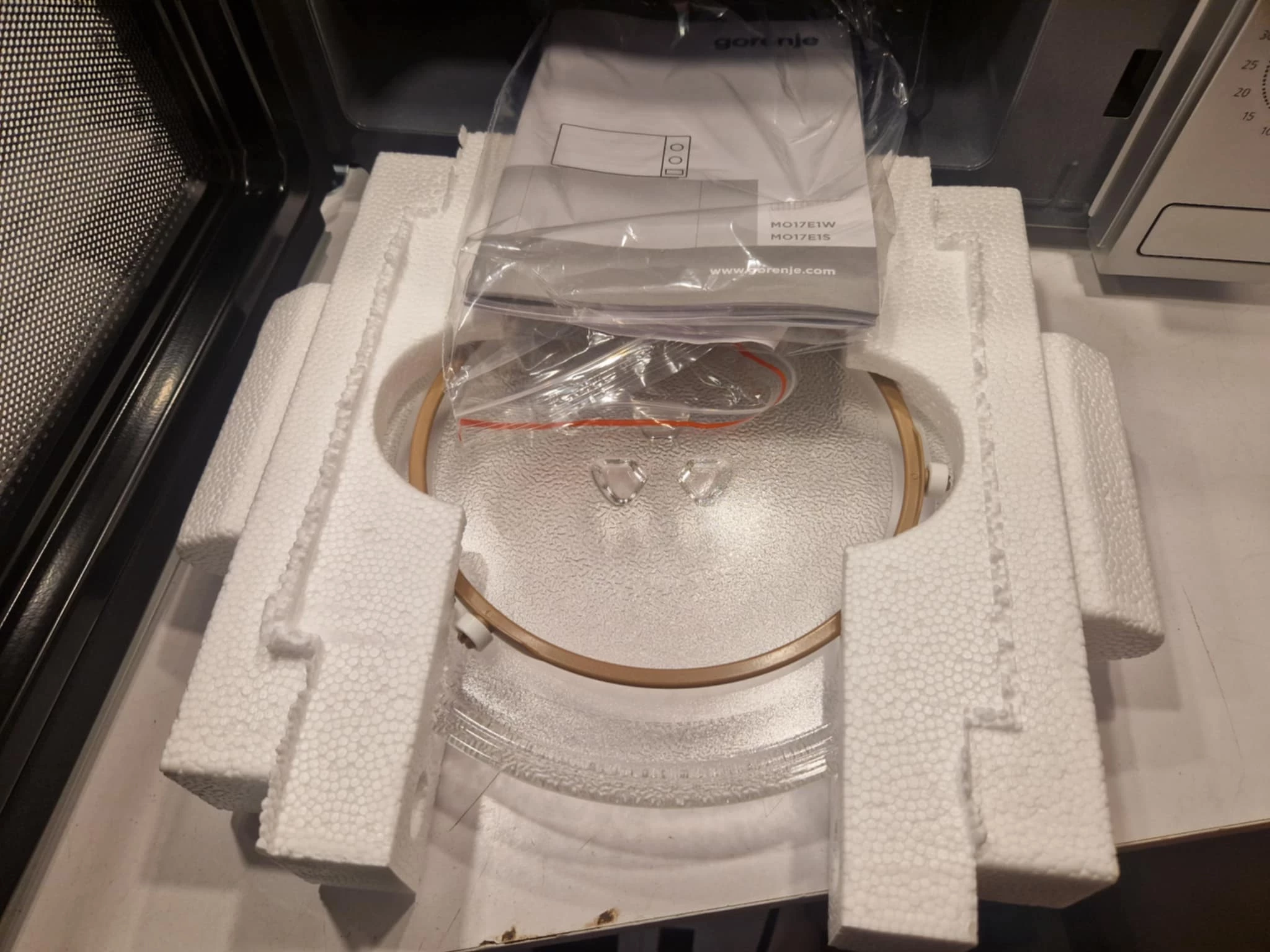 kuchenka-mikrofalowa-gorenje-mo17e1s-moc-mikrofal-700