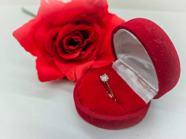 ZŁOTY PIERŚCIONEK 333 / 1,38G R.14