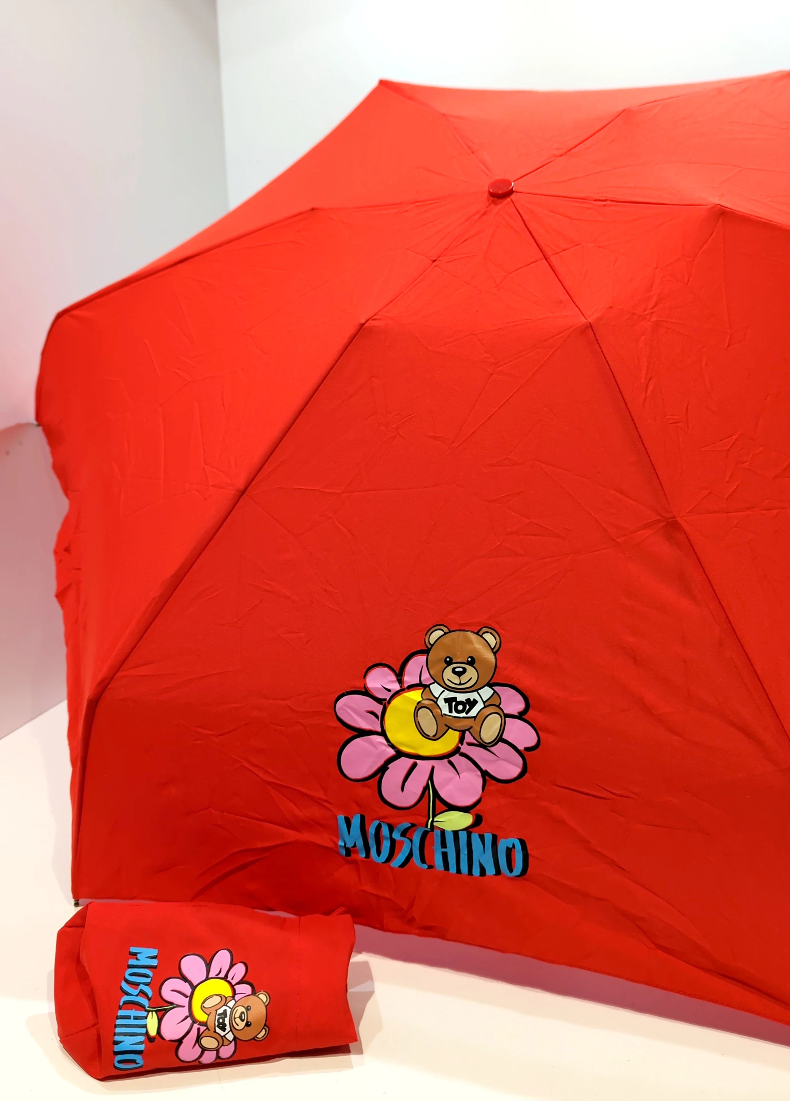 parasolka-moschino-czerwone-z-misiem-mlodziencza-1-warszawa