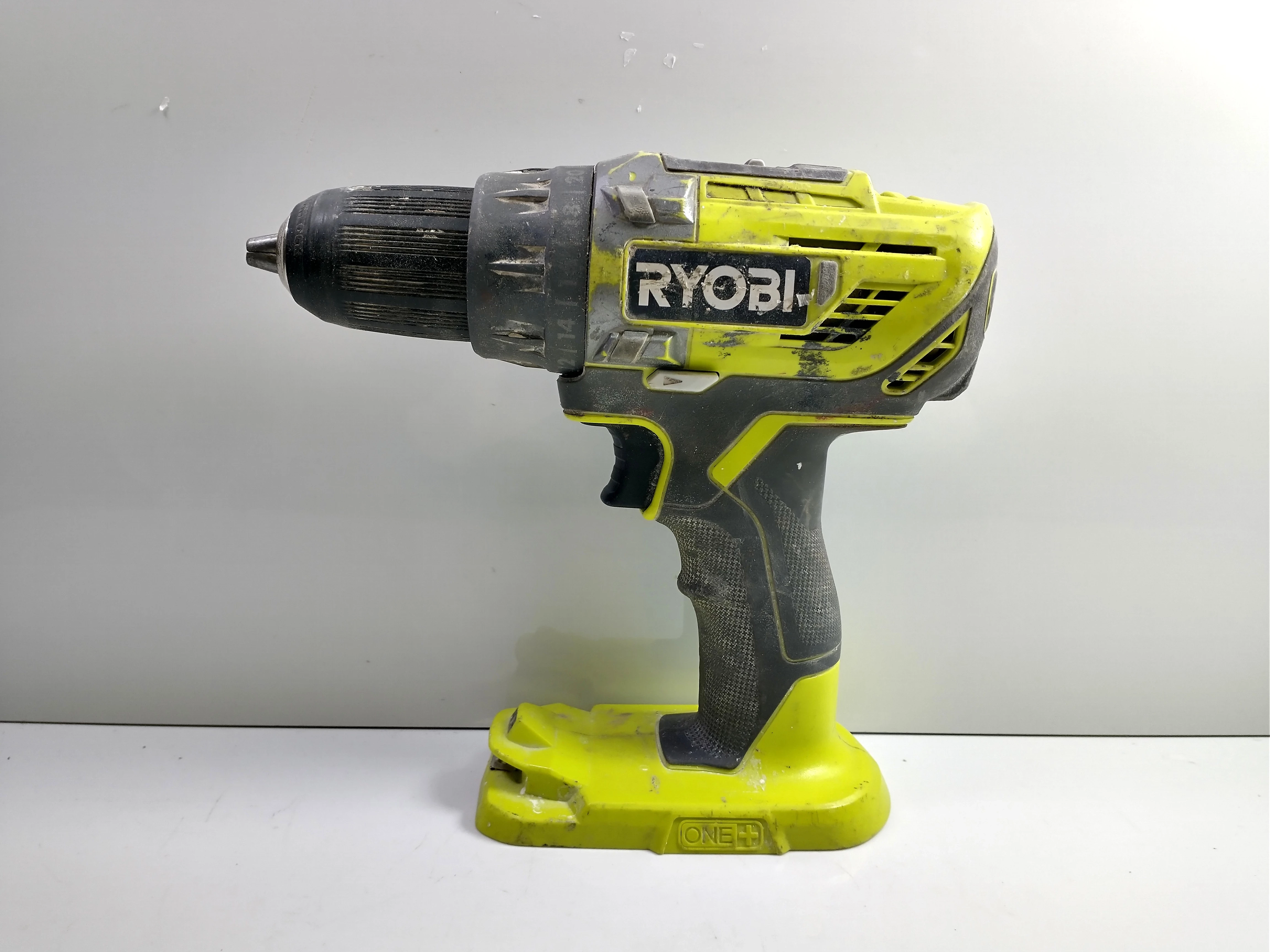 zestaw-narzedzi-ryobi-wkretarka-mlot-szlifierka-poziomica-torba-2xaku-lad-stan-11323-2