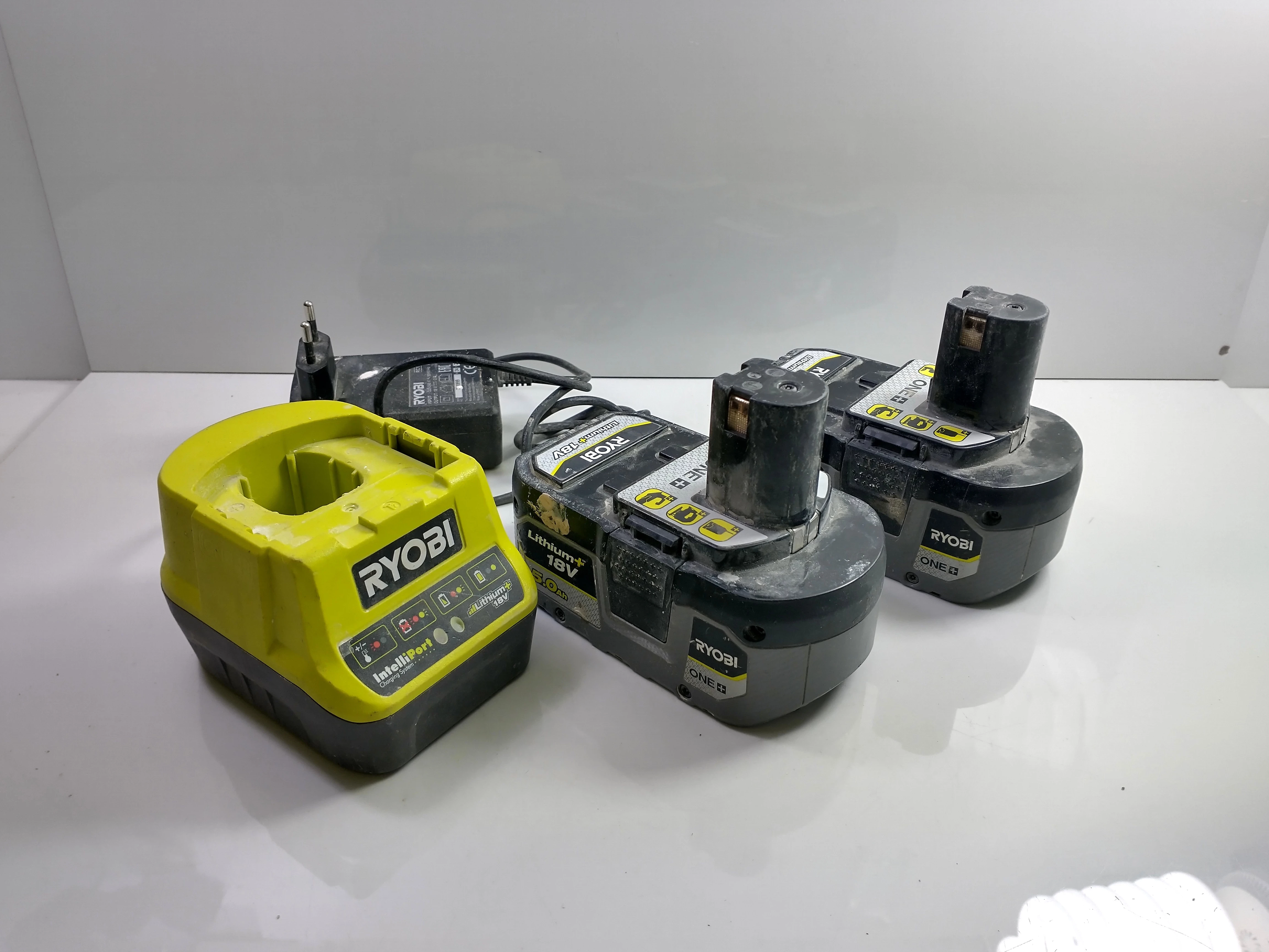 zestaw-narzedzi-ryobi-wkretarka-mlot-szlifierka-poziomica-torba-2xaku-lad-liczba-akumulatorow-235817-392049