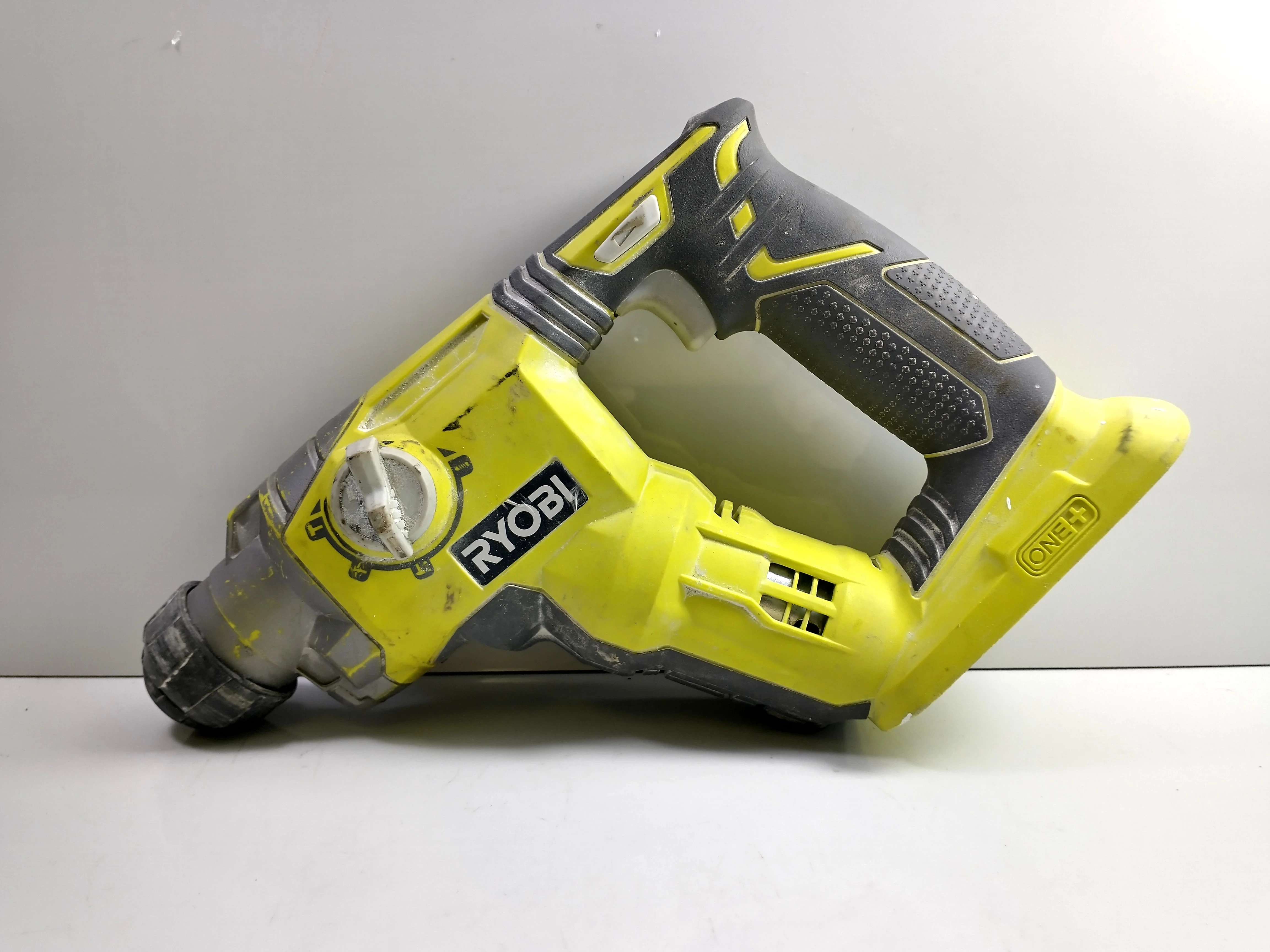 zestaw-narzedzi-ryobi-wkretarka-mlot-szlifierka-poziomica-torba-2xaku-lad-kurpinskiego-117-poznan-ska-x