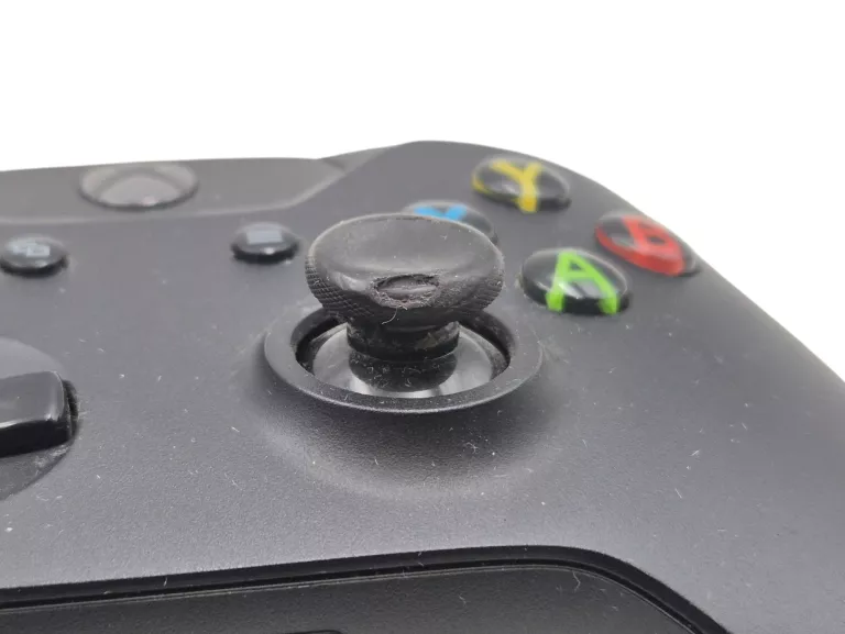 KONSOLA MICROSOFT XBOX ONE 500GB MODEL 1540 + 2 PADY