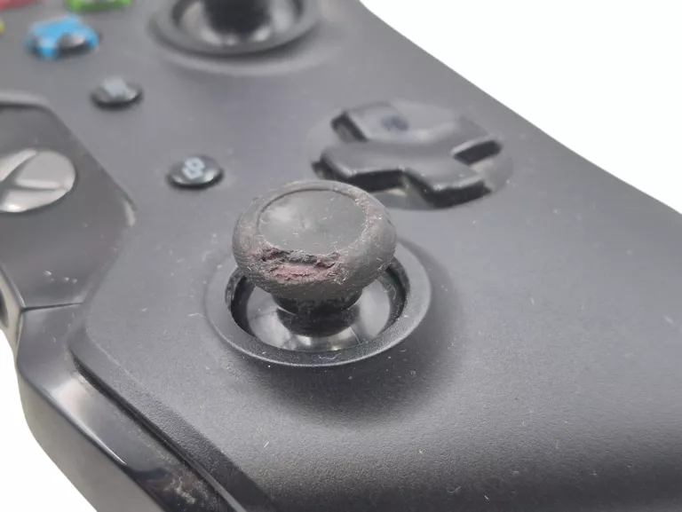 KONSOLA MICROSOFT XBOX ONE 500GB MODEL 1540 + 2 PADY