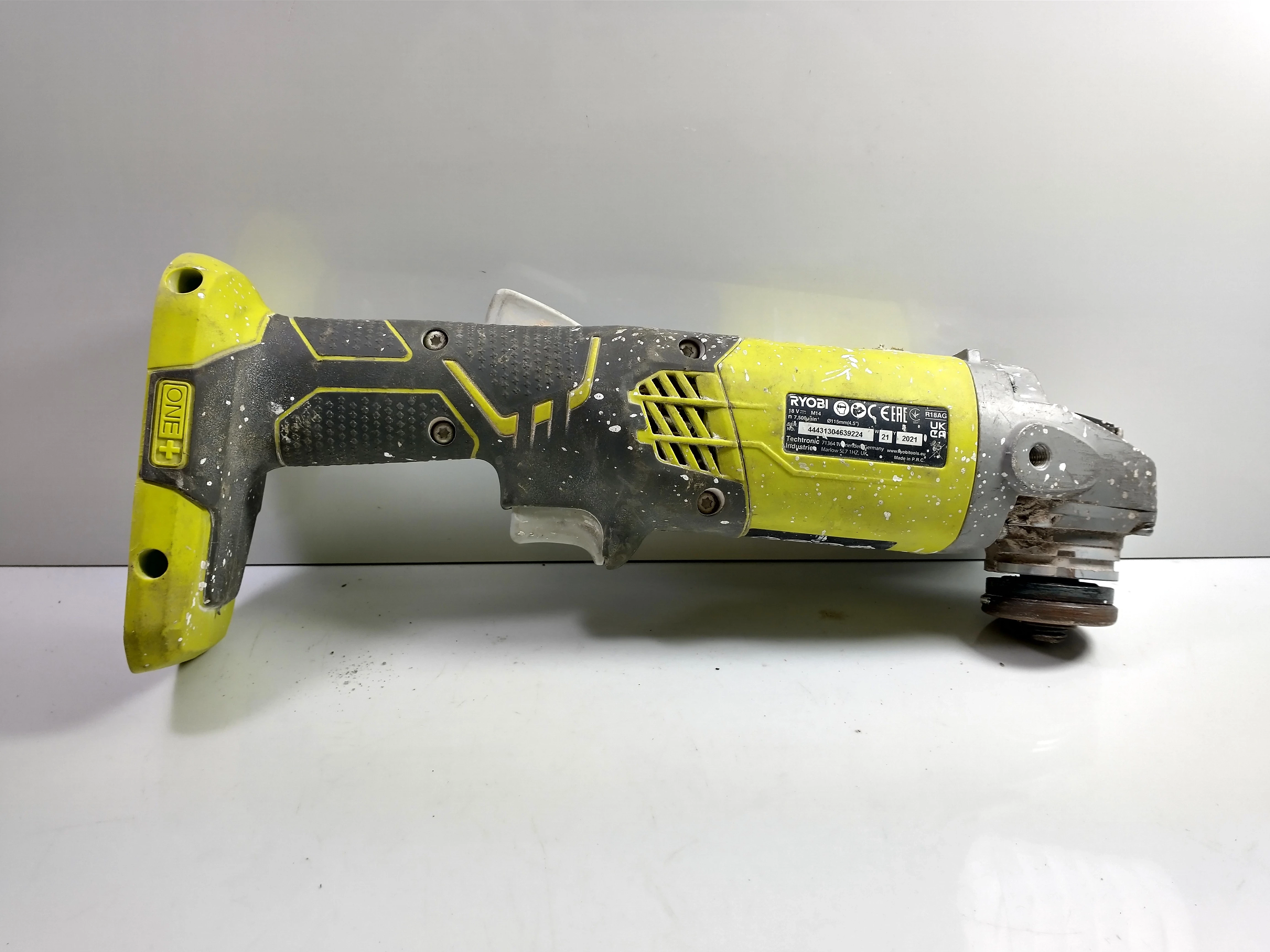 zestaw-narzedzi-ryobi-wkretarka-mlot-szlifierka-poziomica-torba-2xaku-lad-zawartosc-zestawu-235809-65536