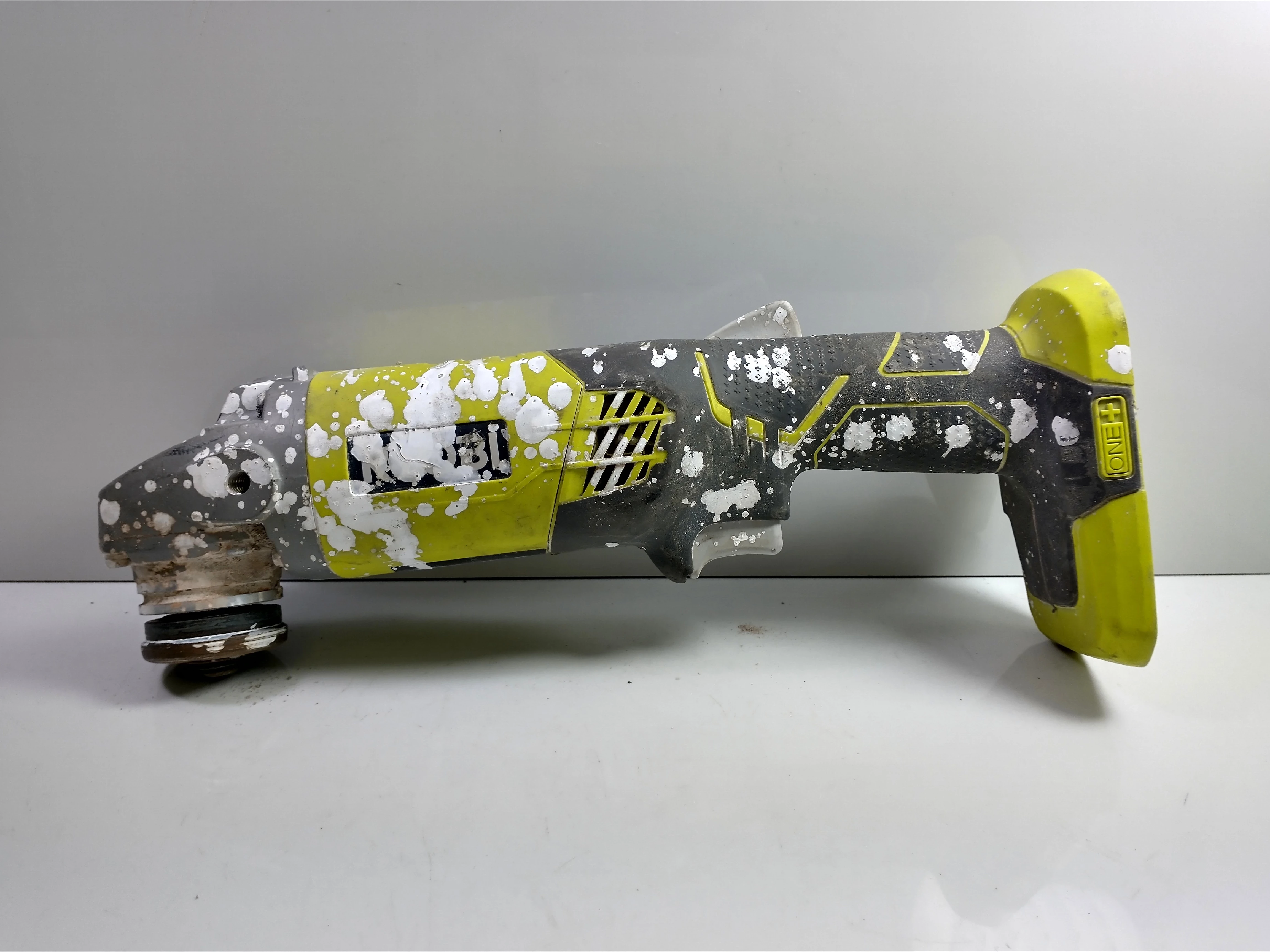 zestaw-narzedzi-ryobi-wkretarka-mlot-szlifierka-poziomica-torba-2xaku-lad-marka-128608-14