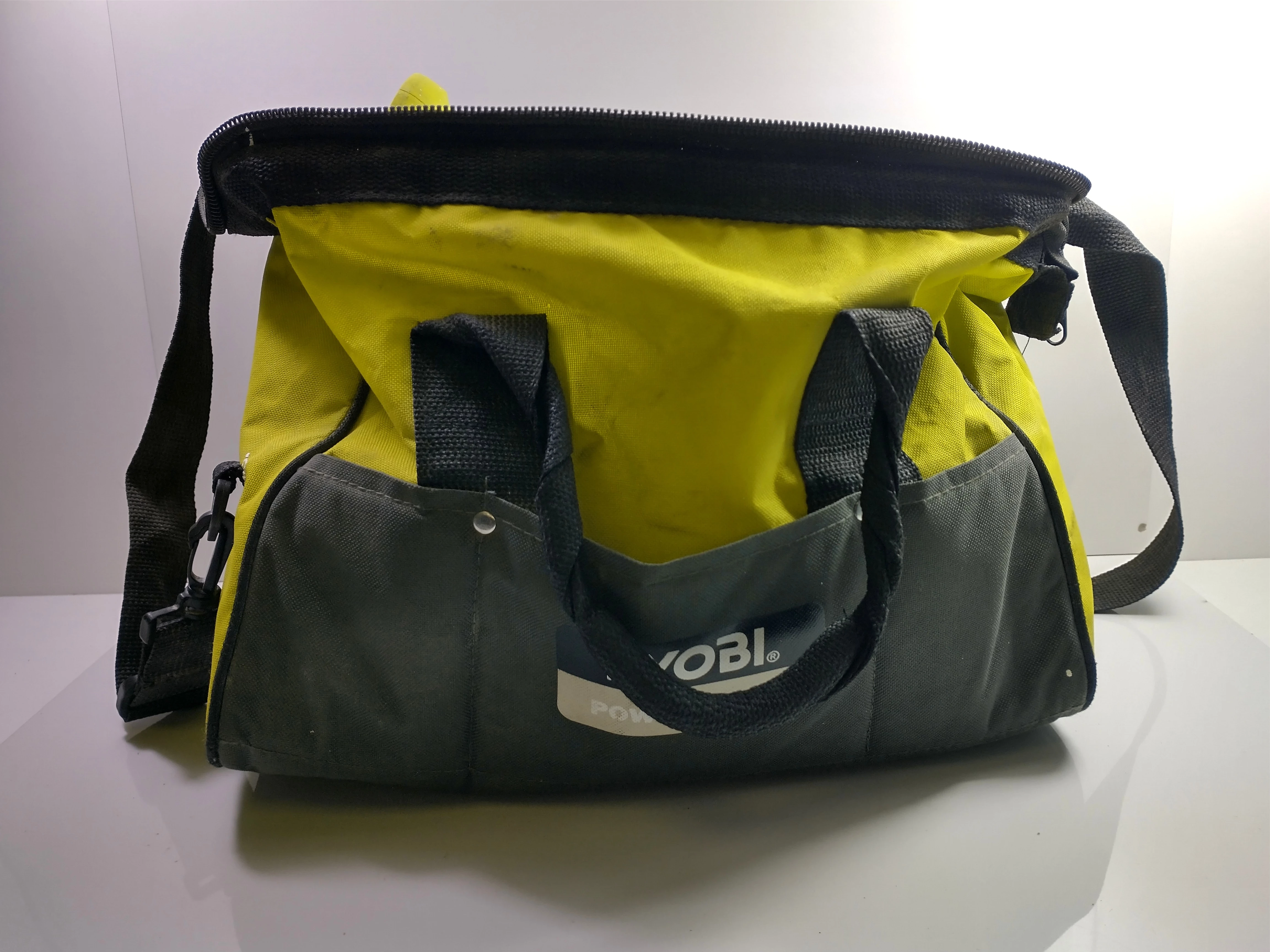 zestaw-narzedzi-ryobi-wkretarka-mlot-szlifierka-poziomica-torba-2xaku-lad-opakowanie-235825-392085