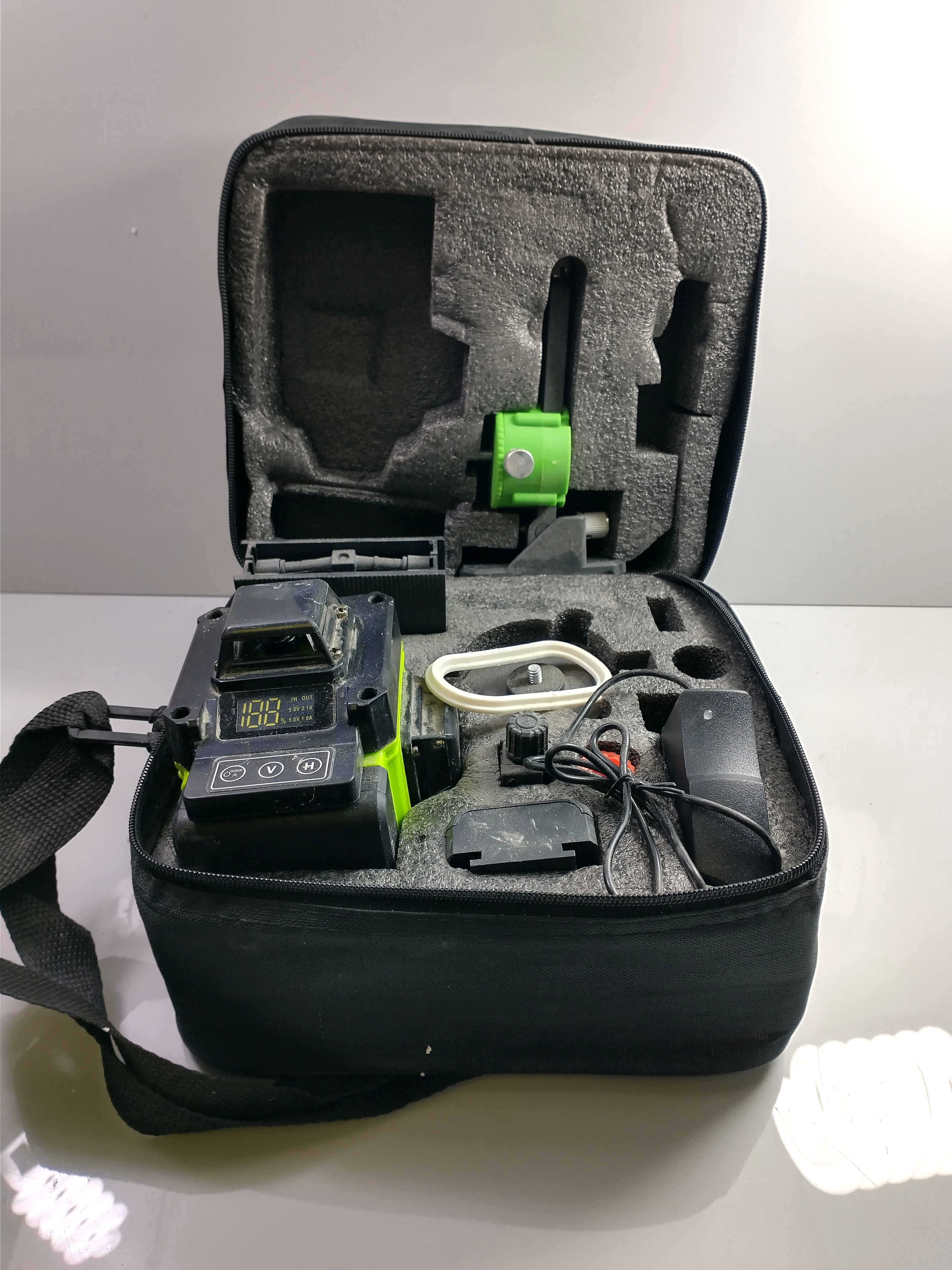 zestaw-narzedzi-ryobi-wkretarka-mlot-szlifierka-poziomica-torba-2xaku-lad-waga-produktu-z-opakowaniem-jednostkowym-5000