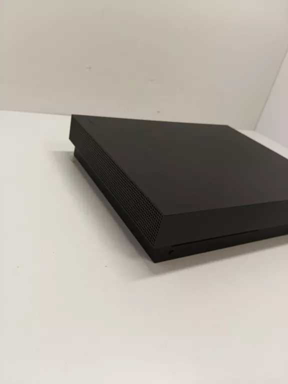 KONSOLA  XBOX ONE X 1 TB