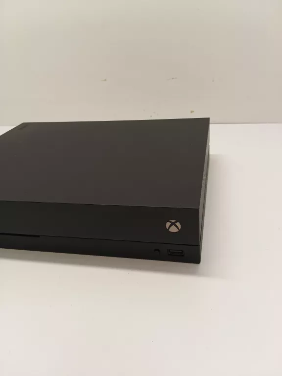 KONSOLA  XBOX ONE X 1 TB