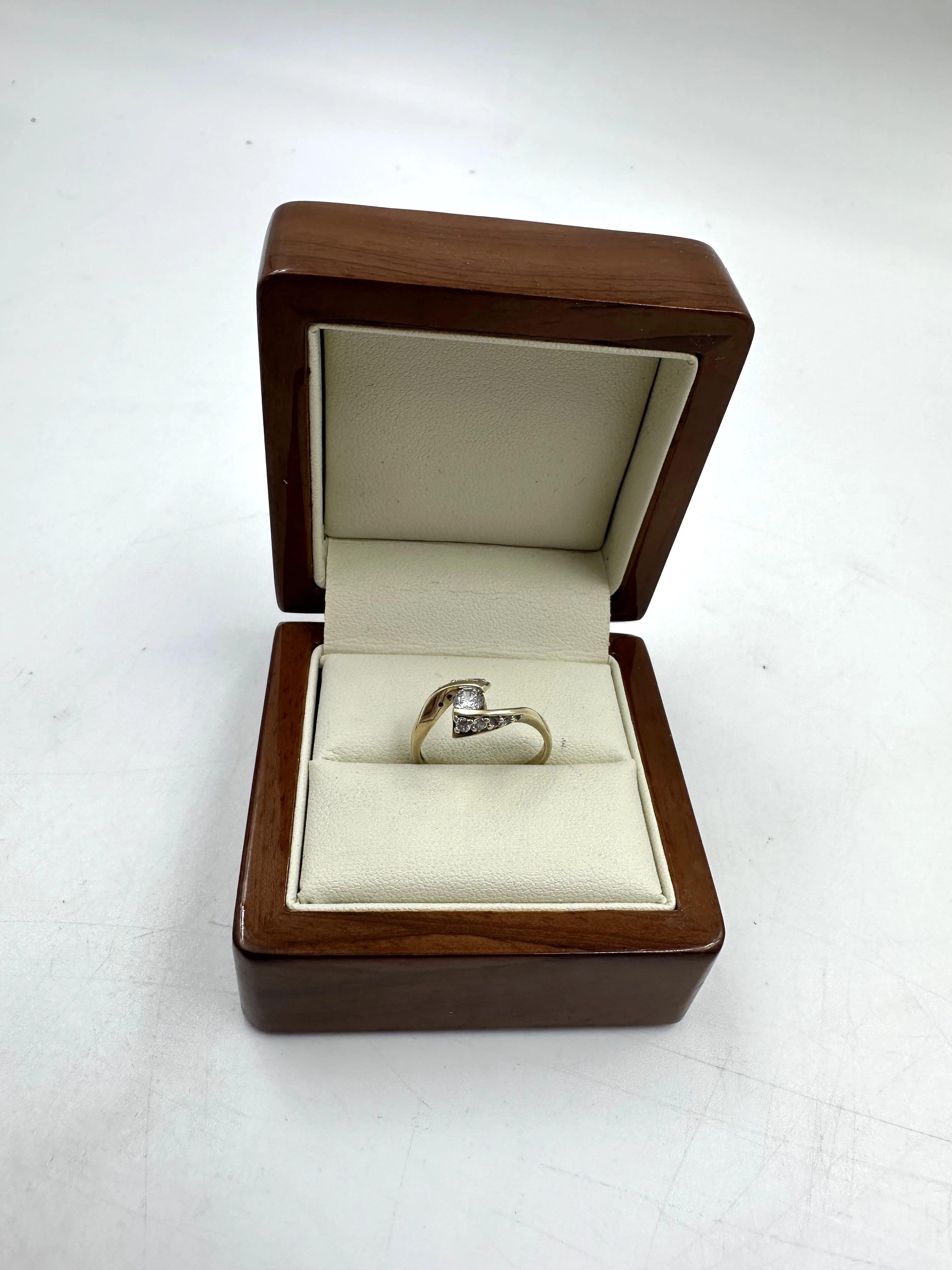 sliczny-zloty-pierscionek-z-kamieniami-marka-226434-1704211