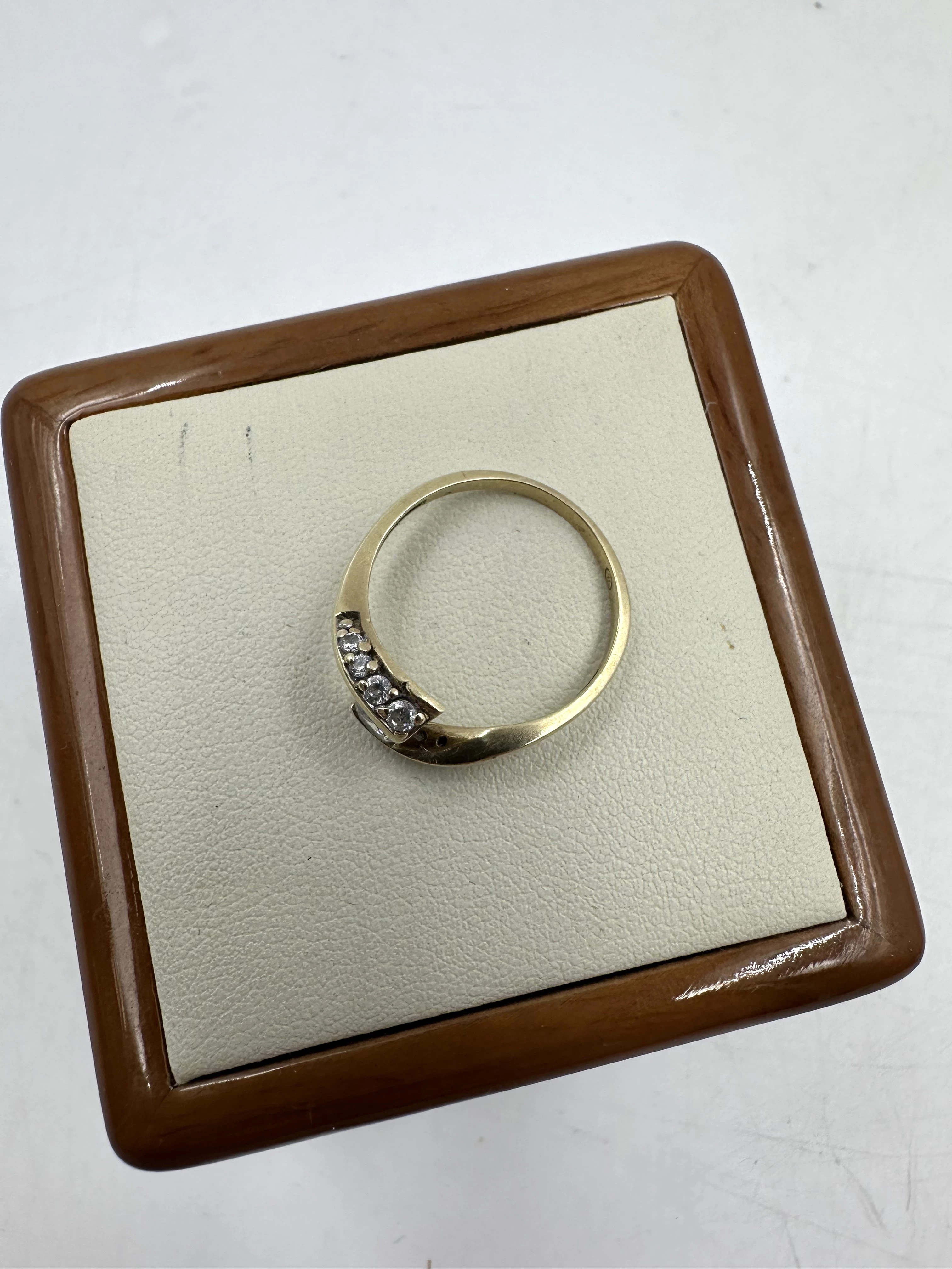 sliczny-zloty-pierscionek-z-kamieniami-rodzaj-2205-16