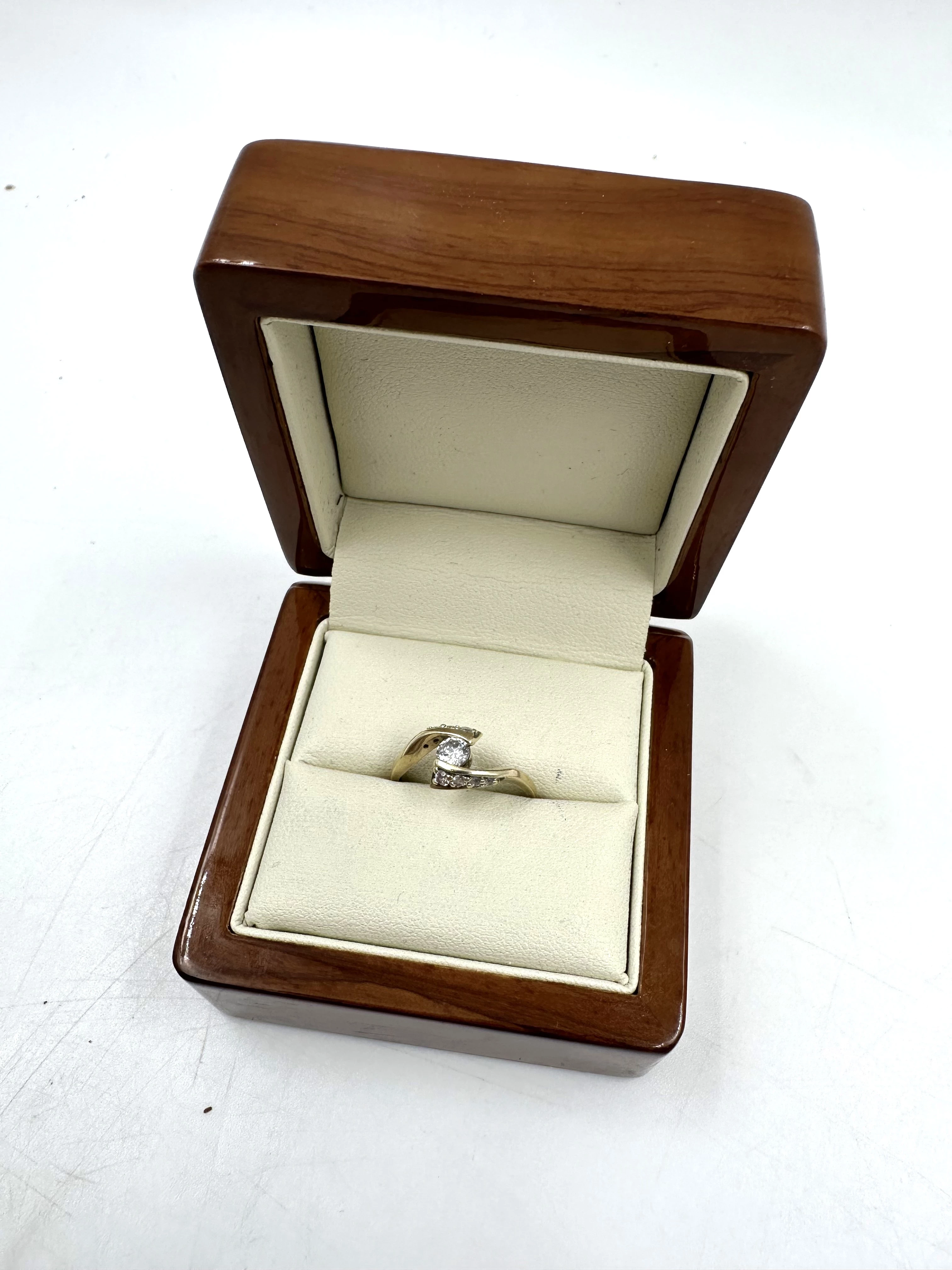 sliczny-zloty-pierscionek-z-kamieniami-stan-11323-2