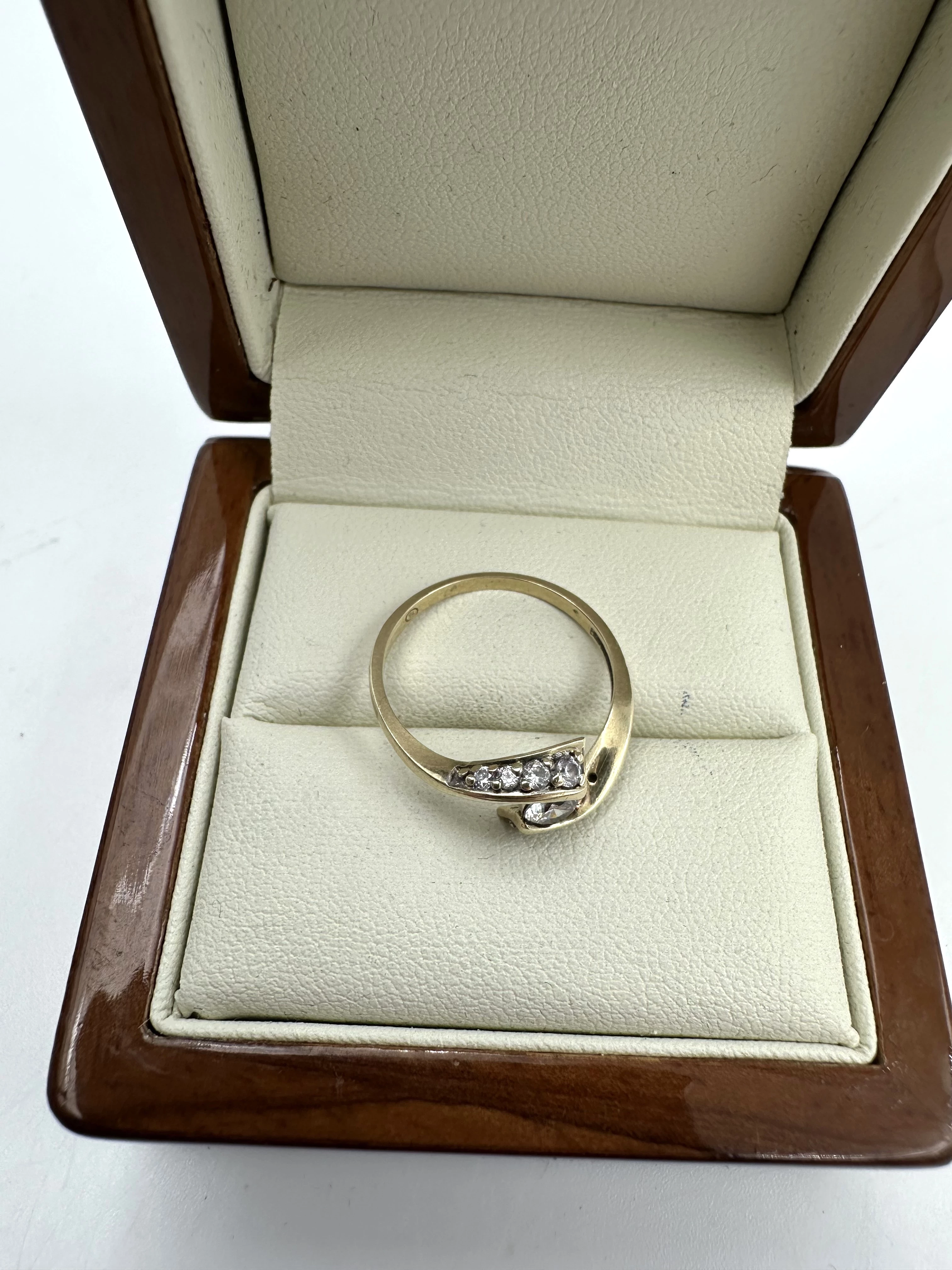 sliczny-zloty-pierscionek-z-kamieniami-kamien-17088-4194304