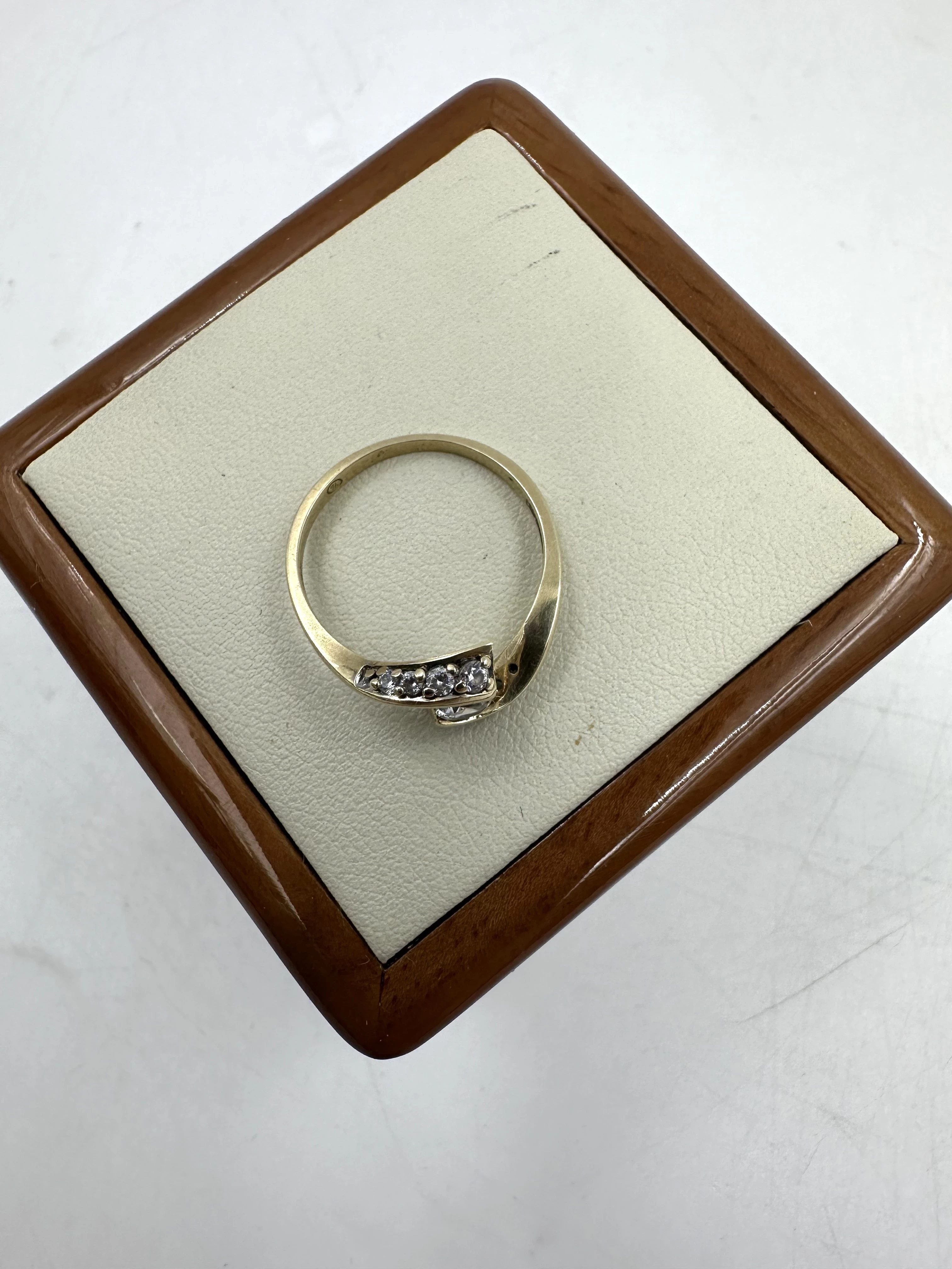 sliczny-zloty-pierscionek-z-kamieniami-material-15835-2