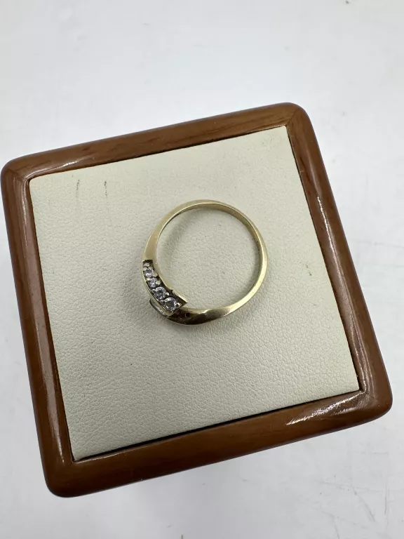 sliczny-zloty-pierscionek-z-kamieniami-rodzaj-2205-16