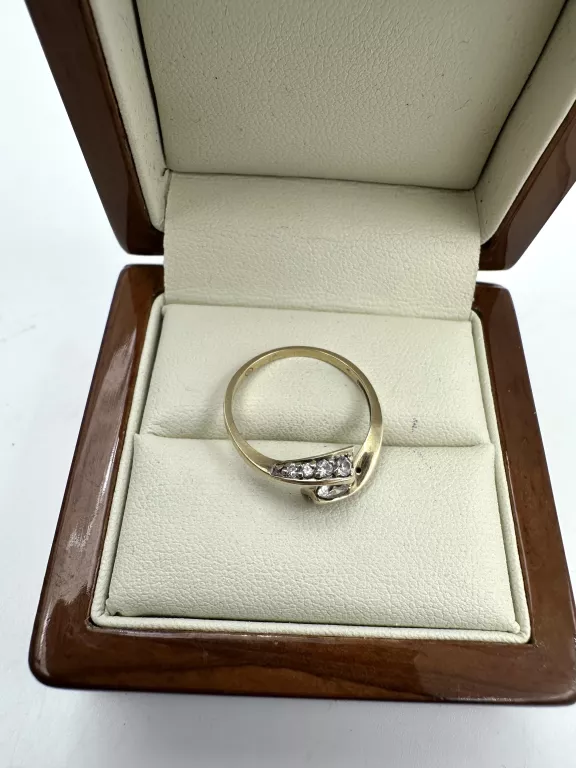 sliczny-zloty-pierscionek-z-kamieniami-kamien-17088-4194304