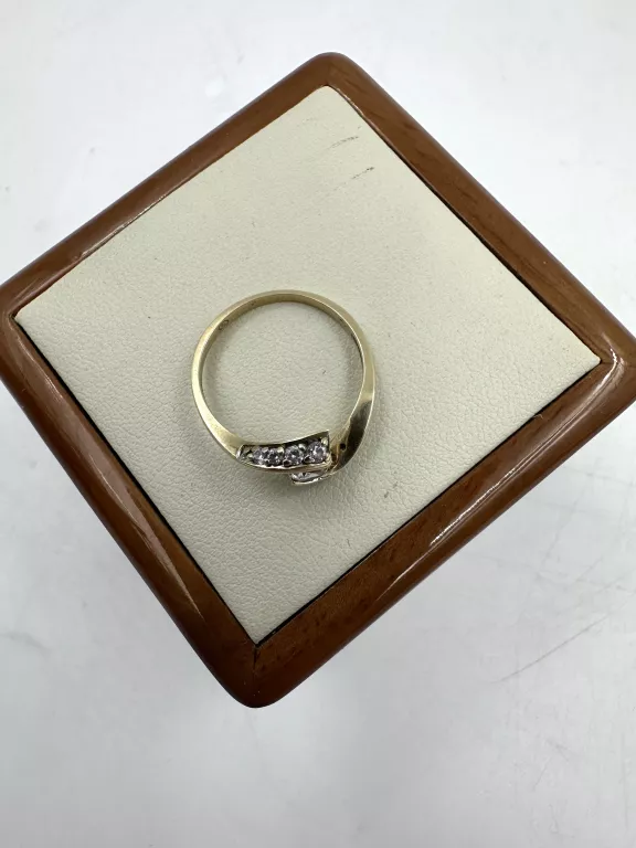 sliczny-zloty-pierscionek-z-kamieniami-material-15835-2