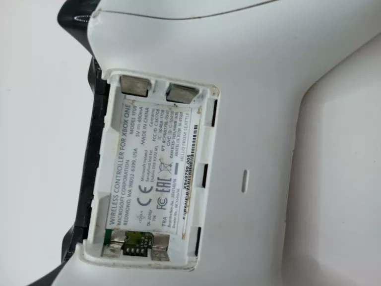 PAD DO XBOX ONE  MODEL 1708 BIAŁY