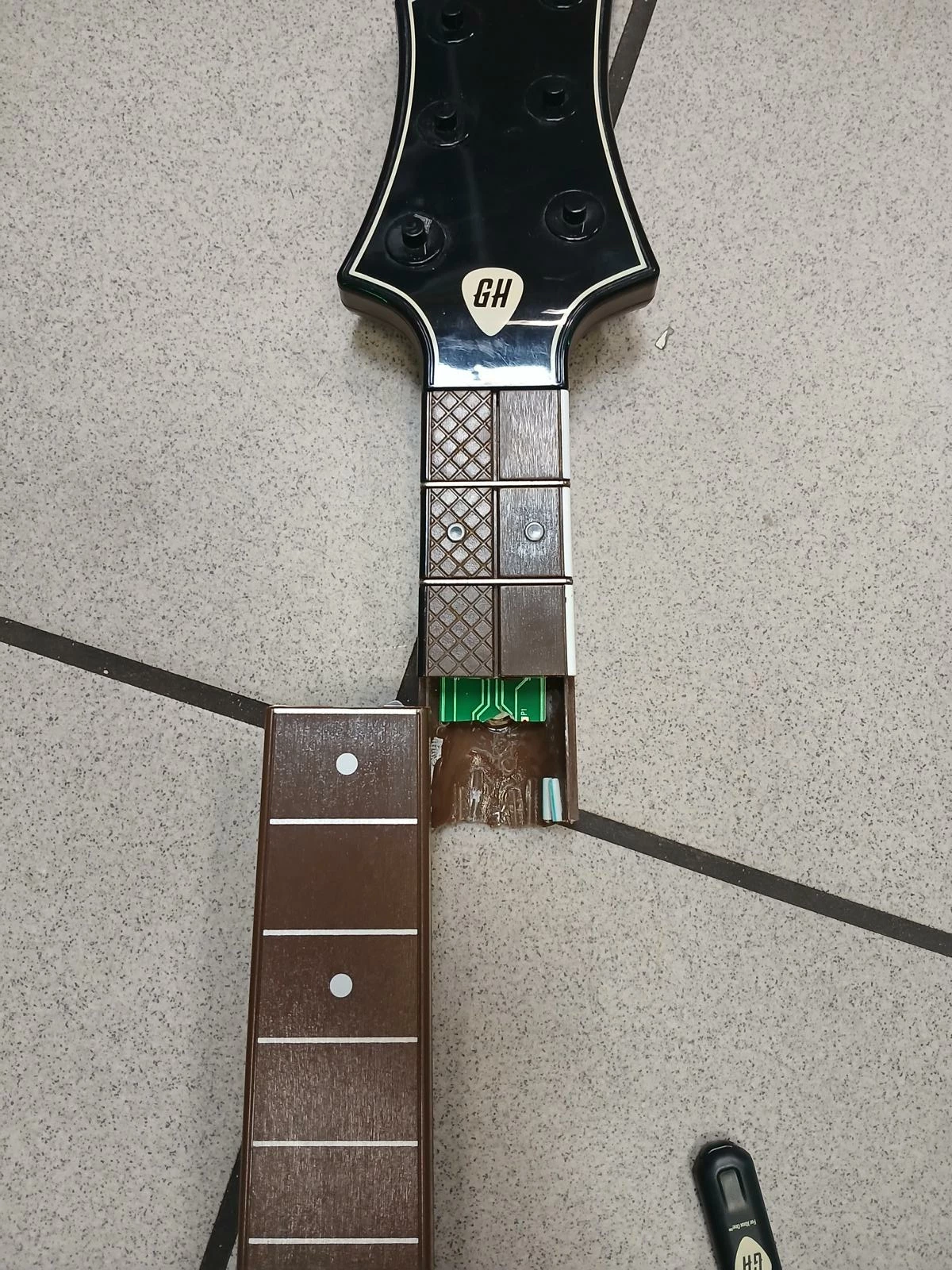 guitar-hero-gitara-z-gra-xbox-one-nosnik-usb-opis-ean-gtin-0047875874862