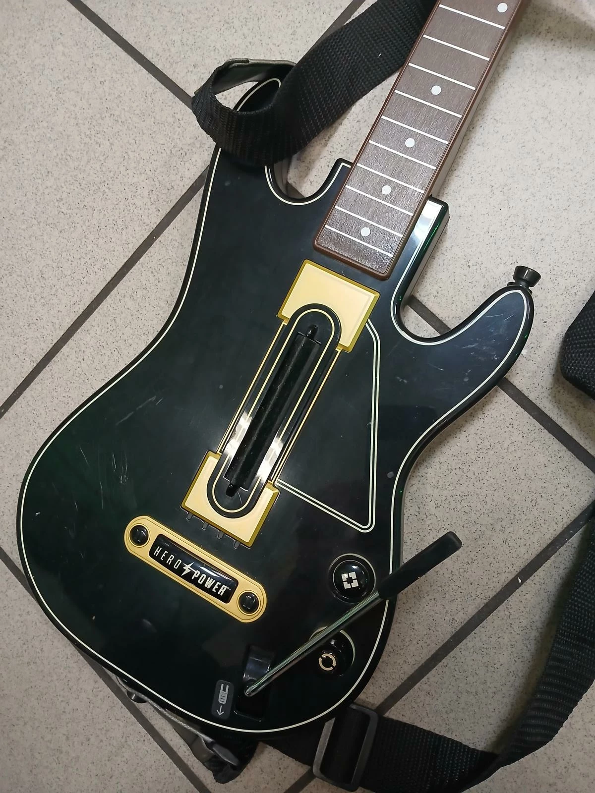 guitar-hero-gitara-z-gra-xbox-one-nosnik-usb-opis-granice-wiekowe-pegi-215894-272174