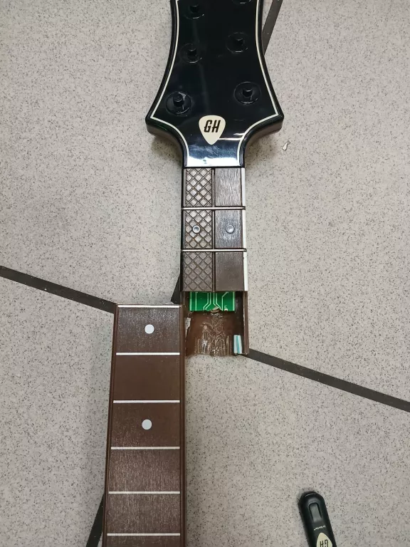 GUITAR HERO GITARA Z GRĄ XBOX ONE ! +NOŚNIK USB OPIS