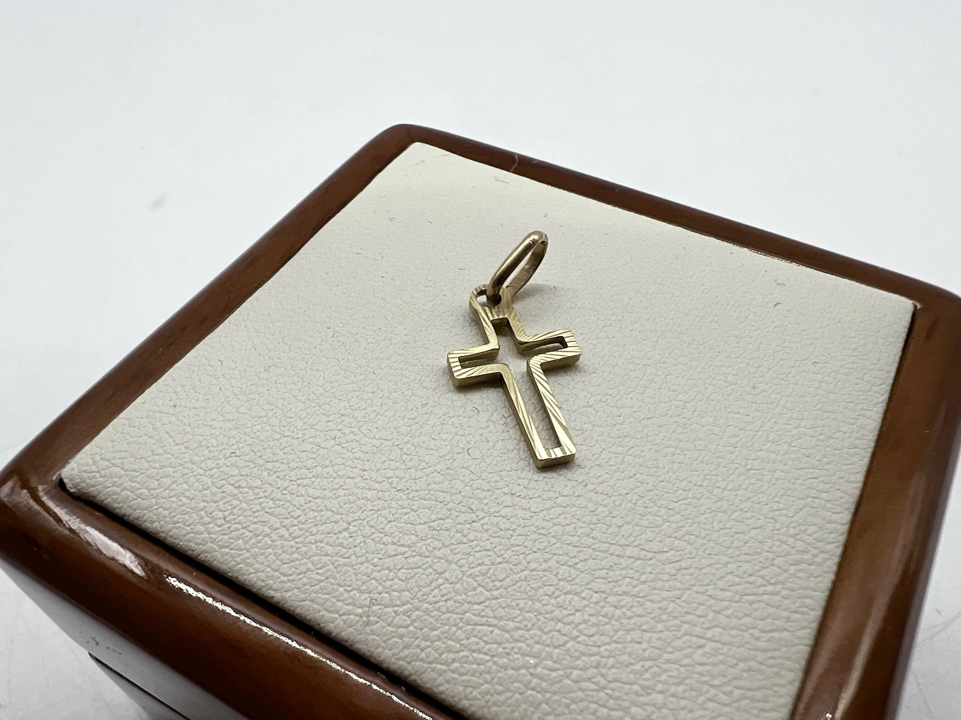 malutka-zlota-zawieszka-krzyz-585051g-rodzaj-2205-2