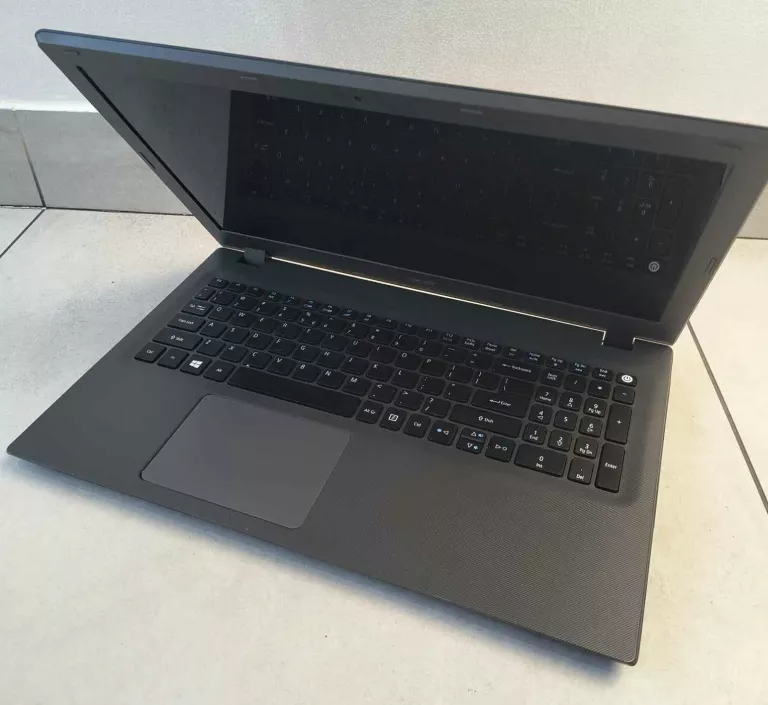 LAPTOP ACER N15Q2