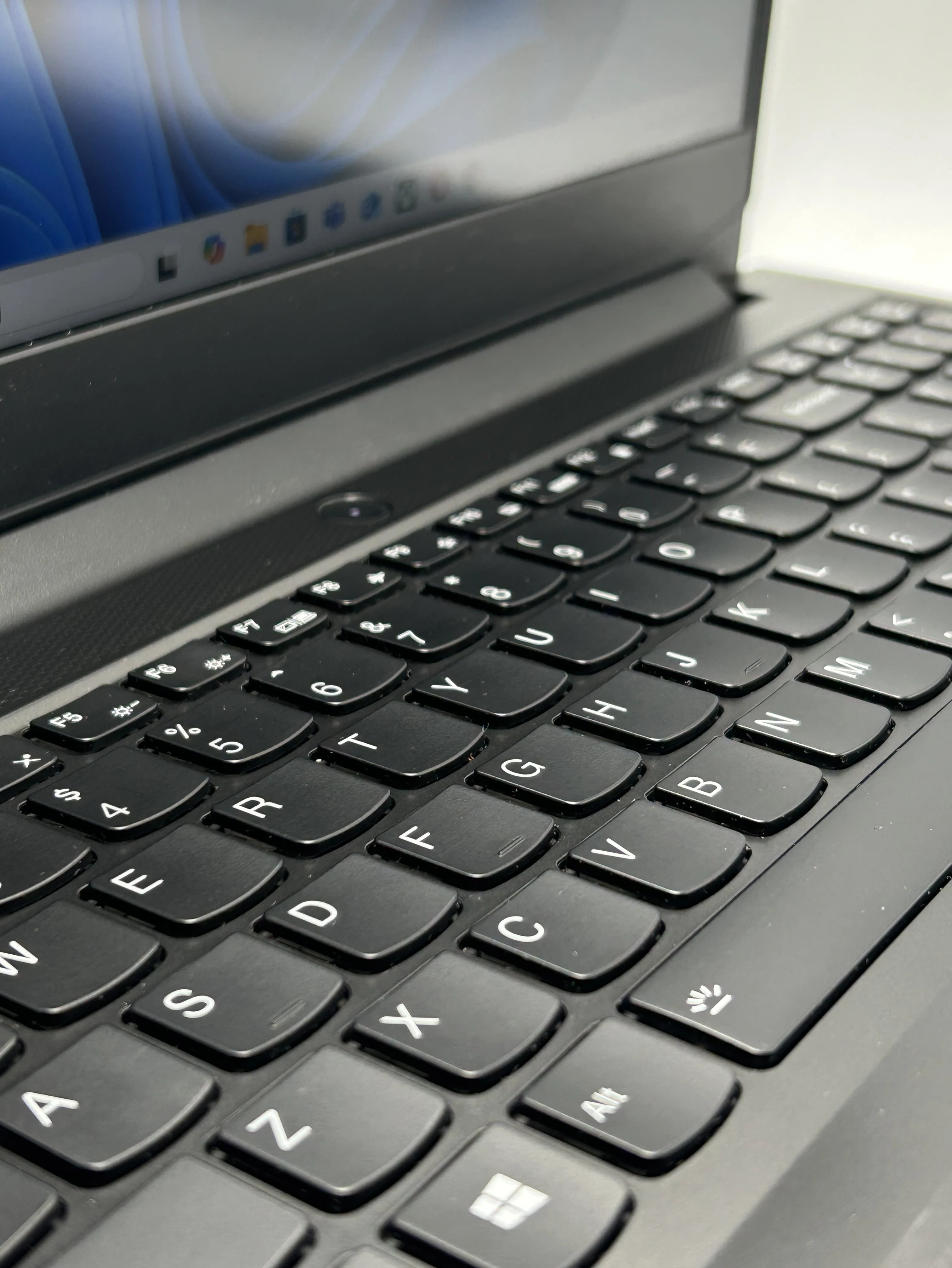 laptop-gamingowy-lenovo-ideapad-gaming-3-15ach6-ryzen-516-gb512-gb-ssd-przekatna-ekranu-1560