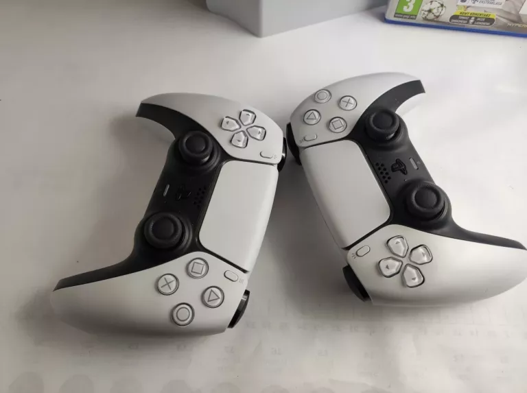 KONSOLA SONY PS5 2 PADY FIFA 23 Z NAPĘDEM KARTON