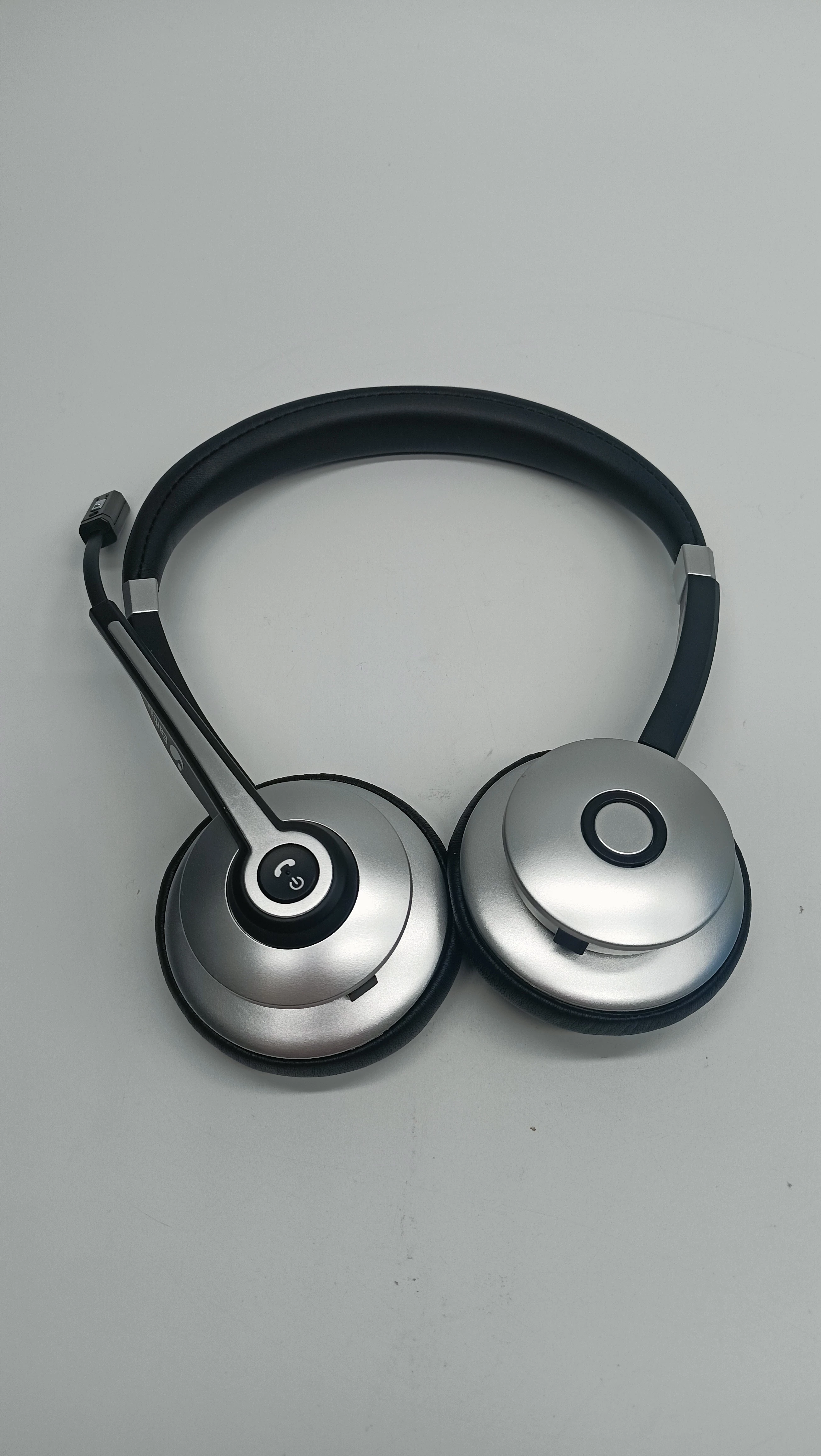 zestaw-sluchawkowy-bluetooth-z-mikrofonem-i-redukcja-szumow-earbay-czarny-ean-gtin-5906815141943