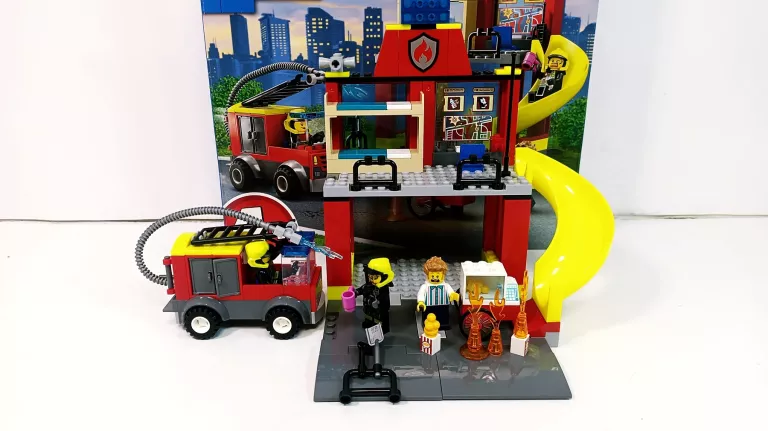 ZESTAW LEGO CITY 60375 REMIZA STRAŻACKA I WÓZ / PUDEŁKO / ZŁOŻONY