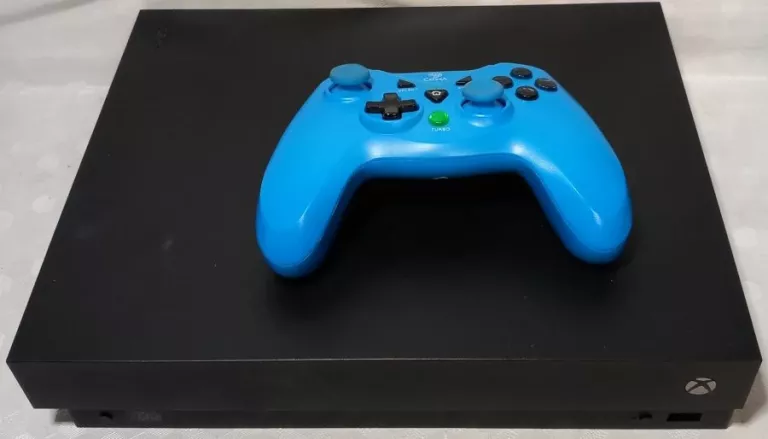 KONSOLA XBOX ONE X 1TB PAD/OKABL