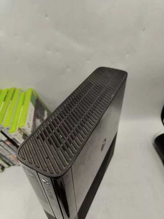 KONSOLA XBOX 360 E 4 + 250GB+ GRY