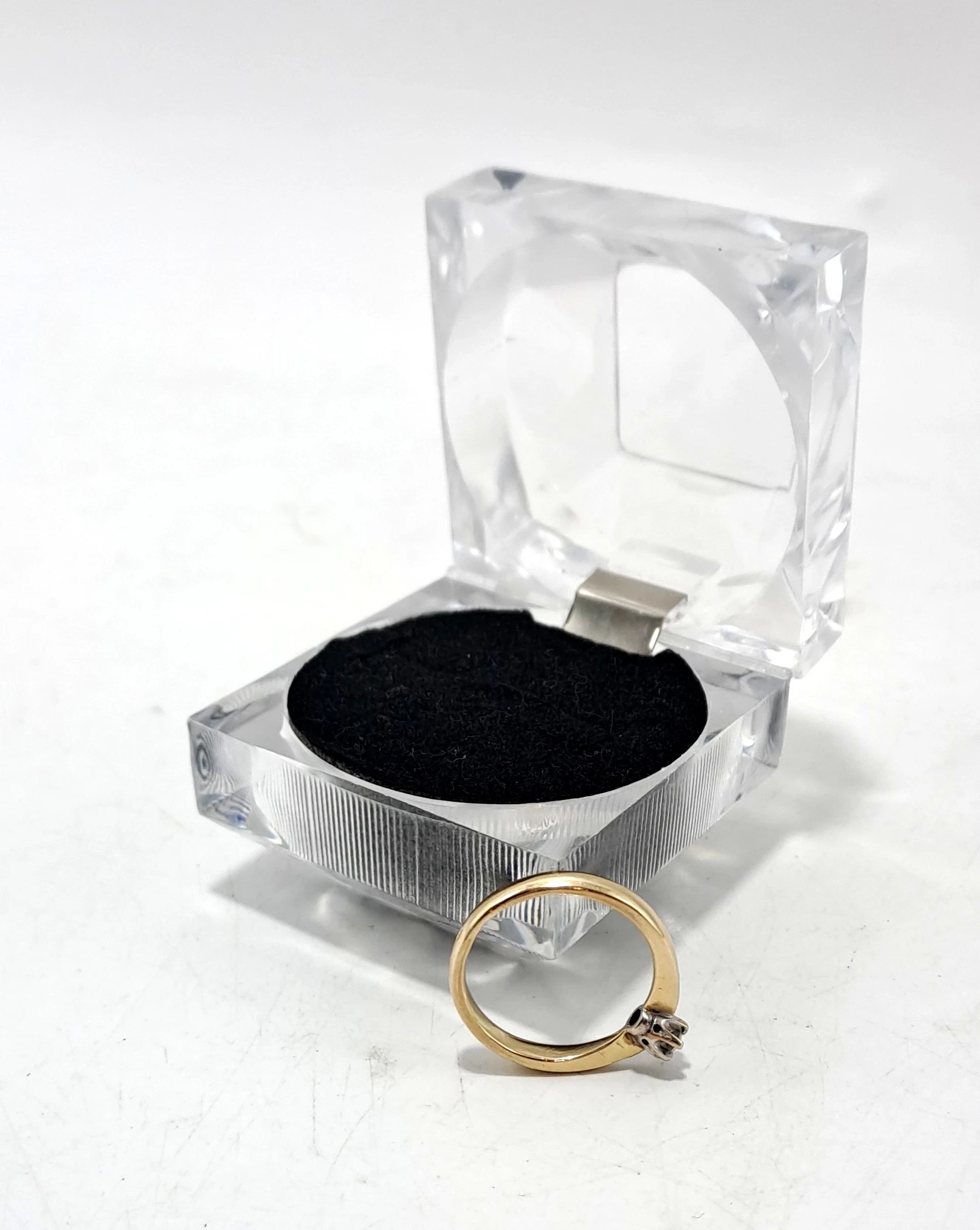 wyrob-jubilerski-uzywany-zloty-pierscionek-585324-material-15835-2