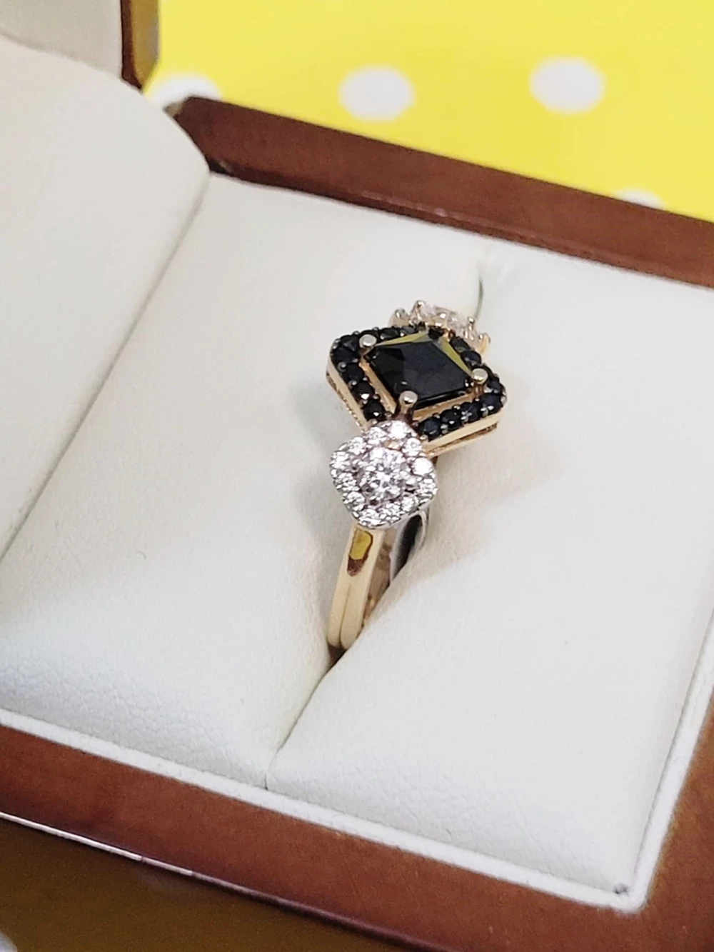 piekny-blyszczacy-pierscionek-z-czarnymi-oczkiem-585-warszawska-12-wieruszow-ev