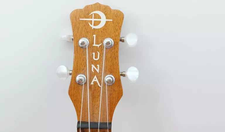 UKULELE LUNA PEACE&LOVE + POKROWIEC